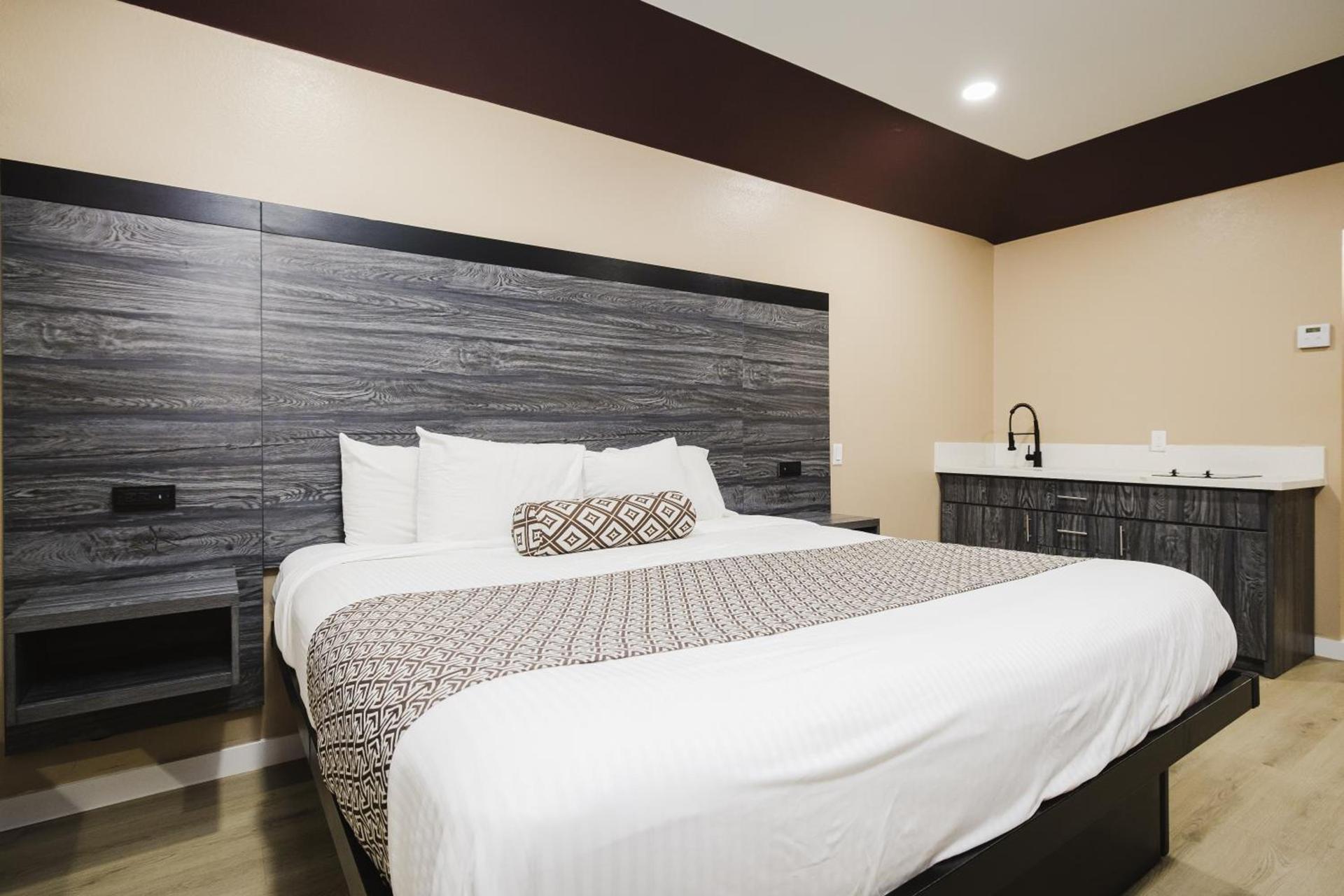Sapphire Inn & Suites photo 17