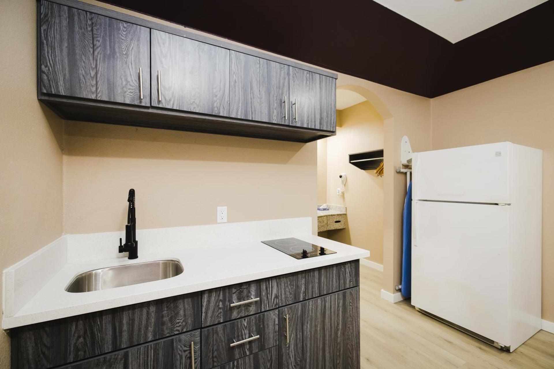 Sapphire Inn & Suites photo 22