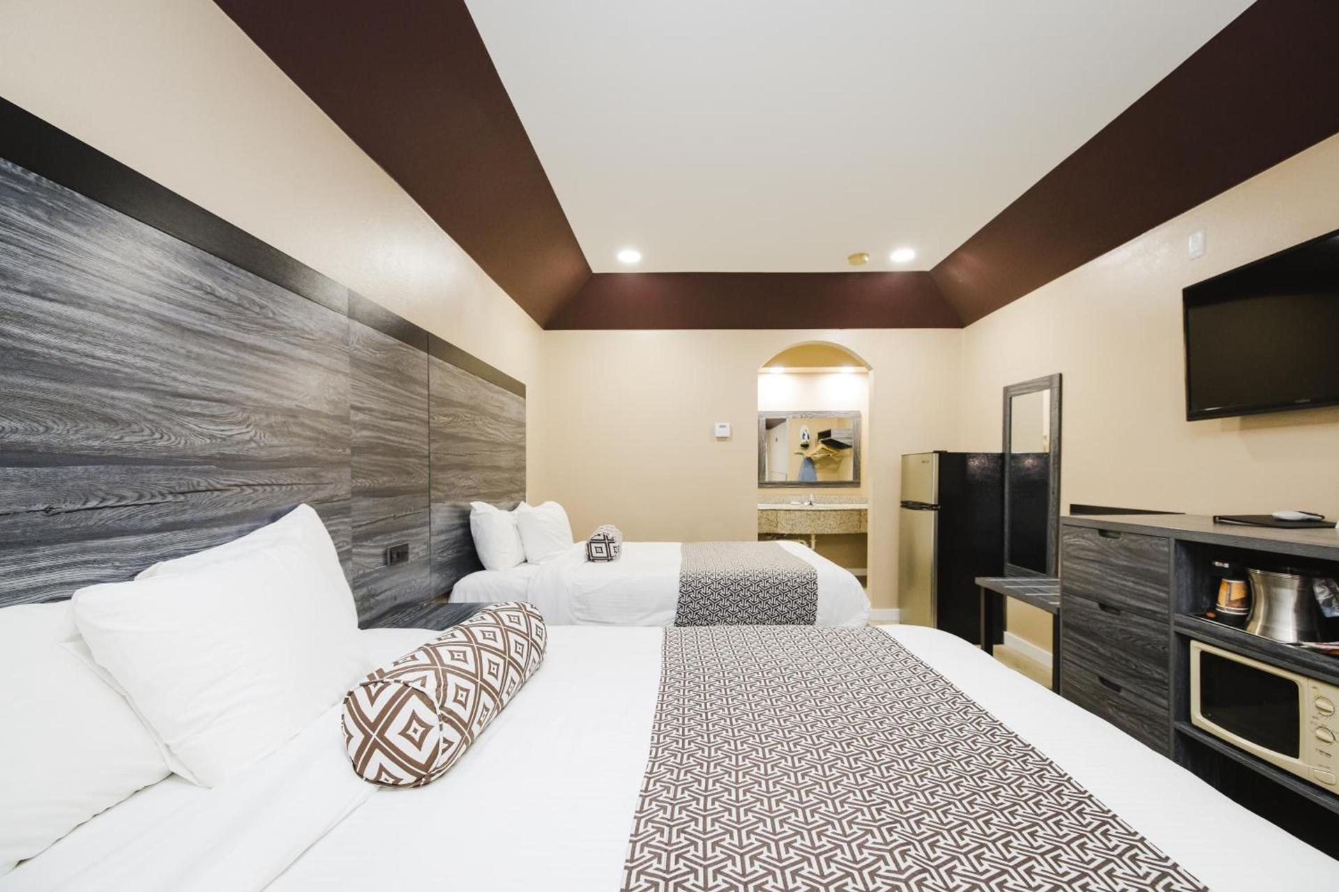 Sapphire Inn & Suites photo 39