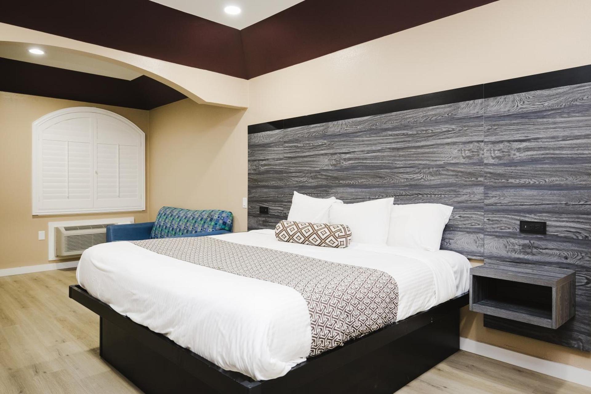 Sapphire Inn & Suites photo 11