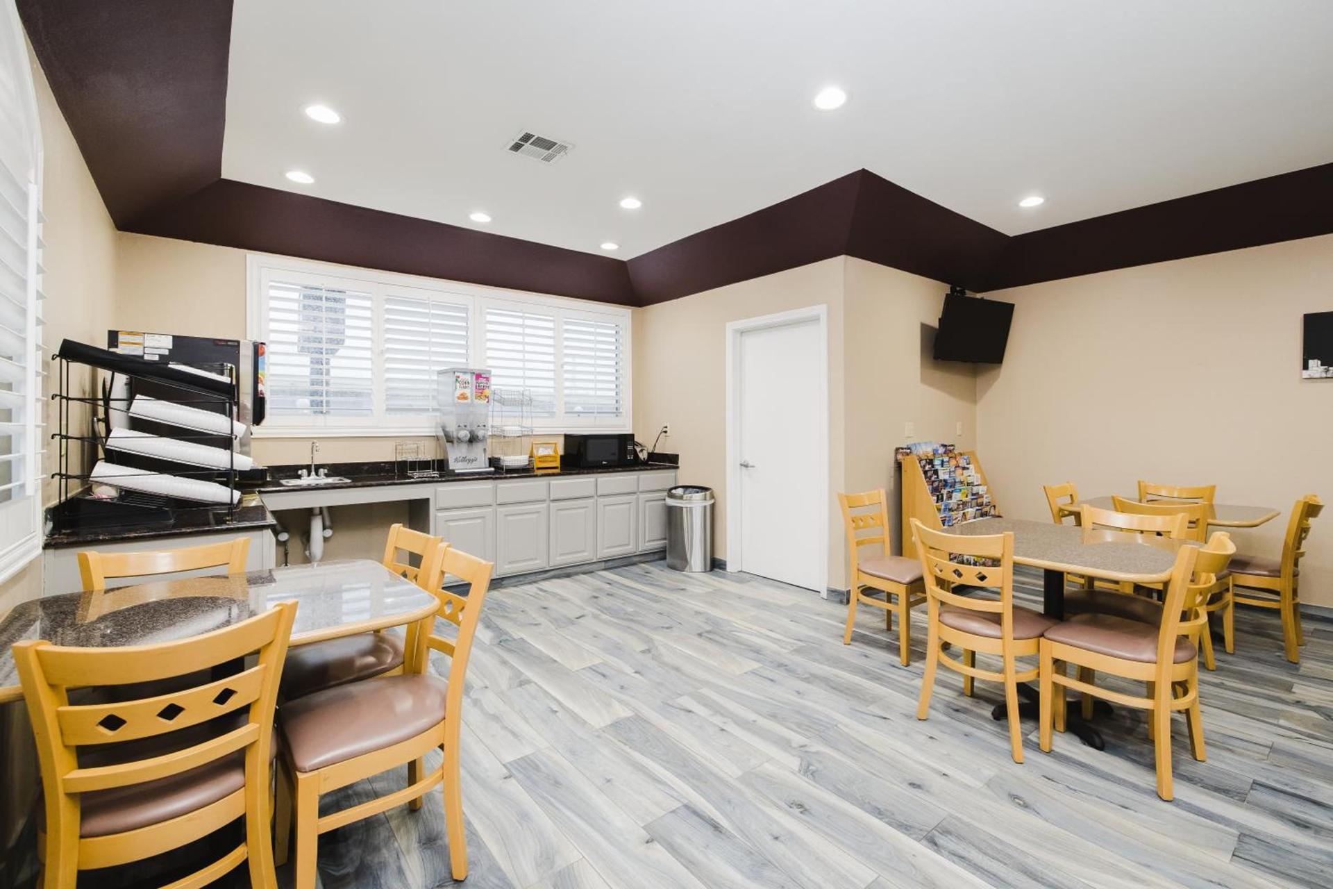 Sapphire Inn & Suites photo 9