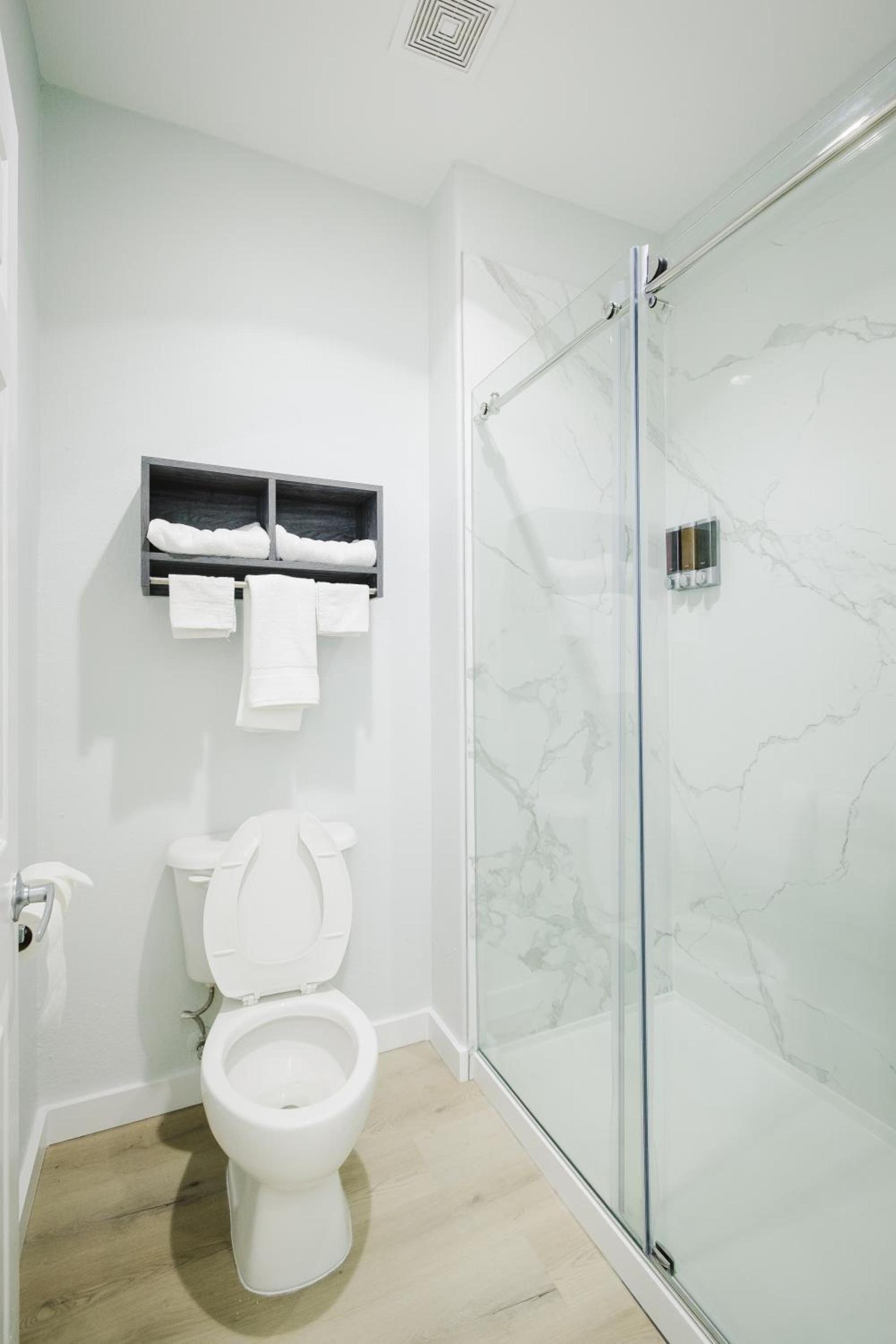 Sapphire Inn & Suites photo 37
