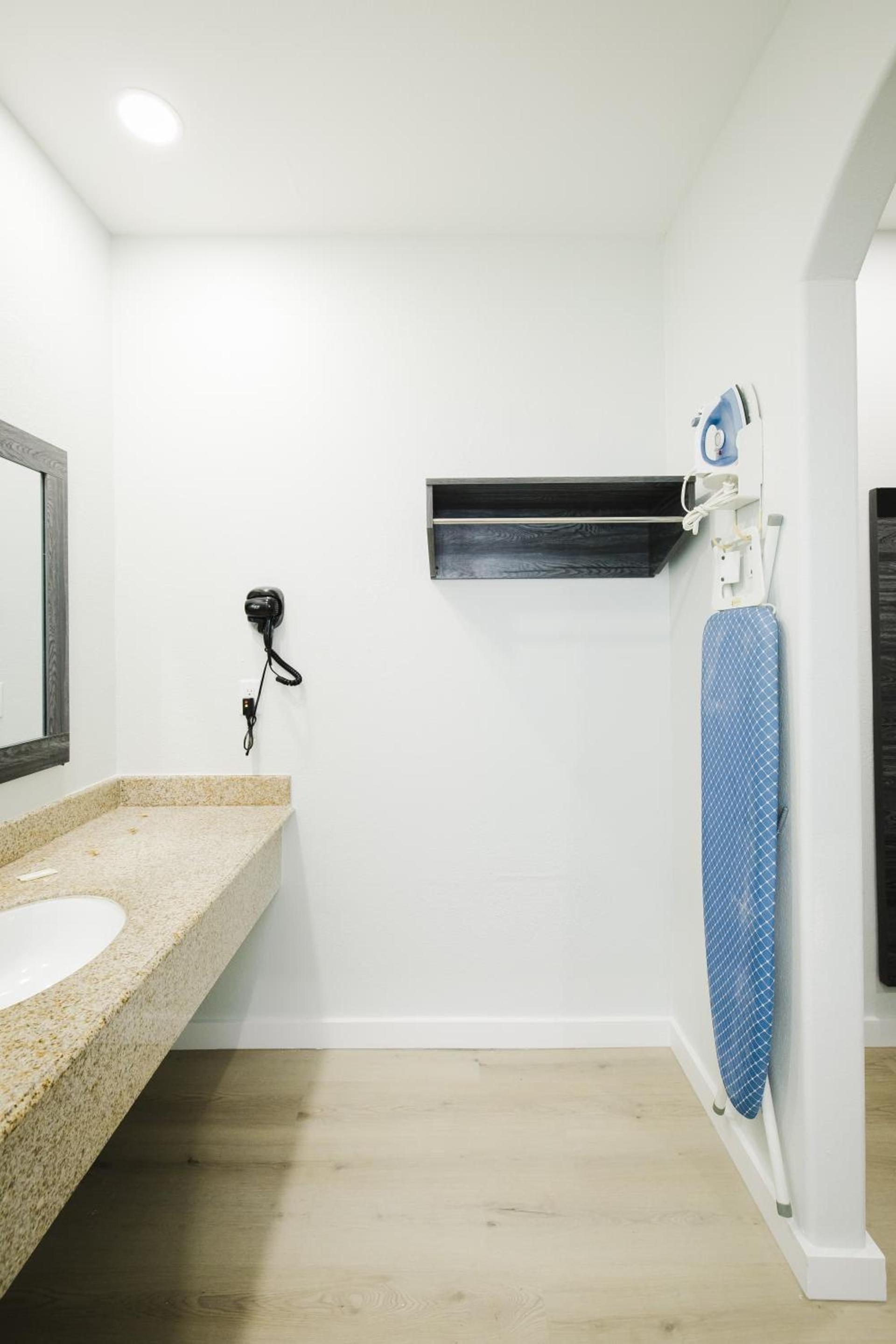 Sapphire Inn & Suites photo 8