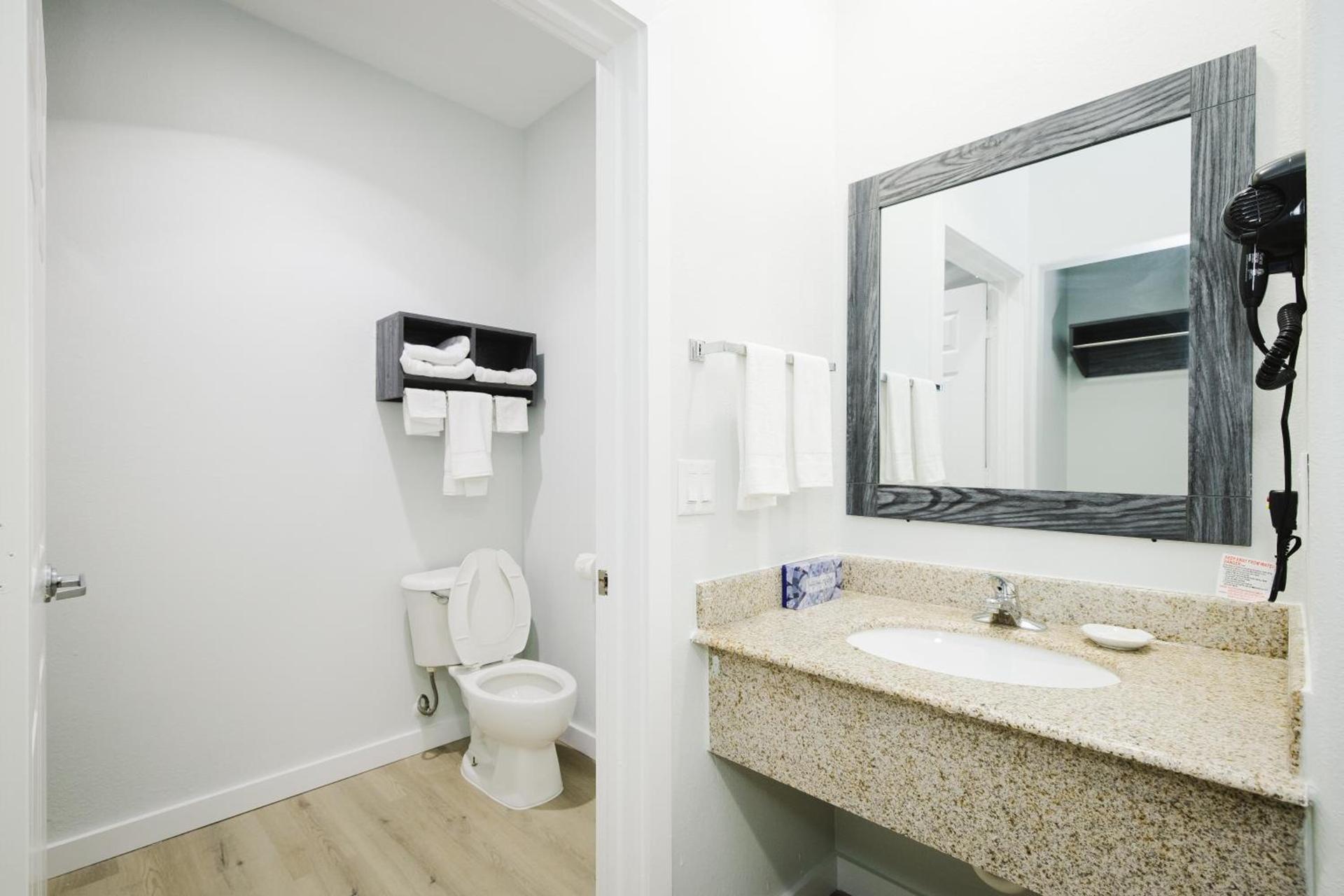 Sapphire Inn & Suites photo 31