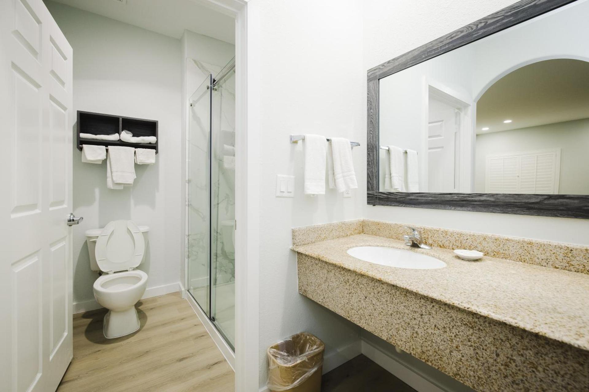 Sapphire Inn & Suites photo 70