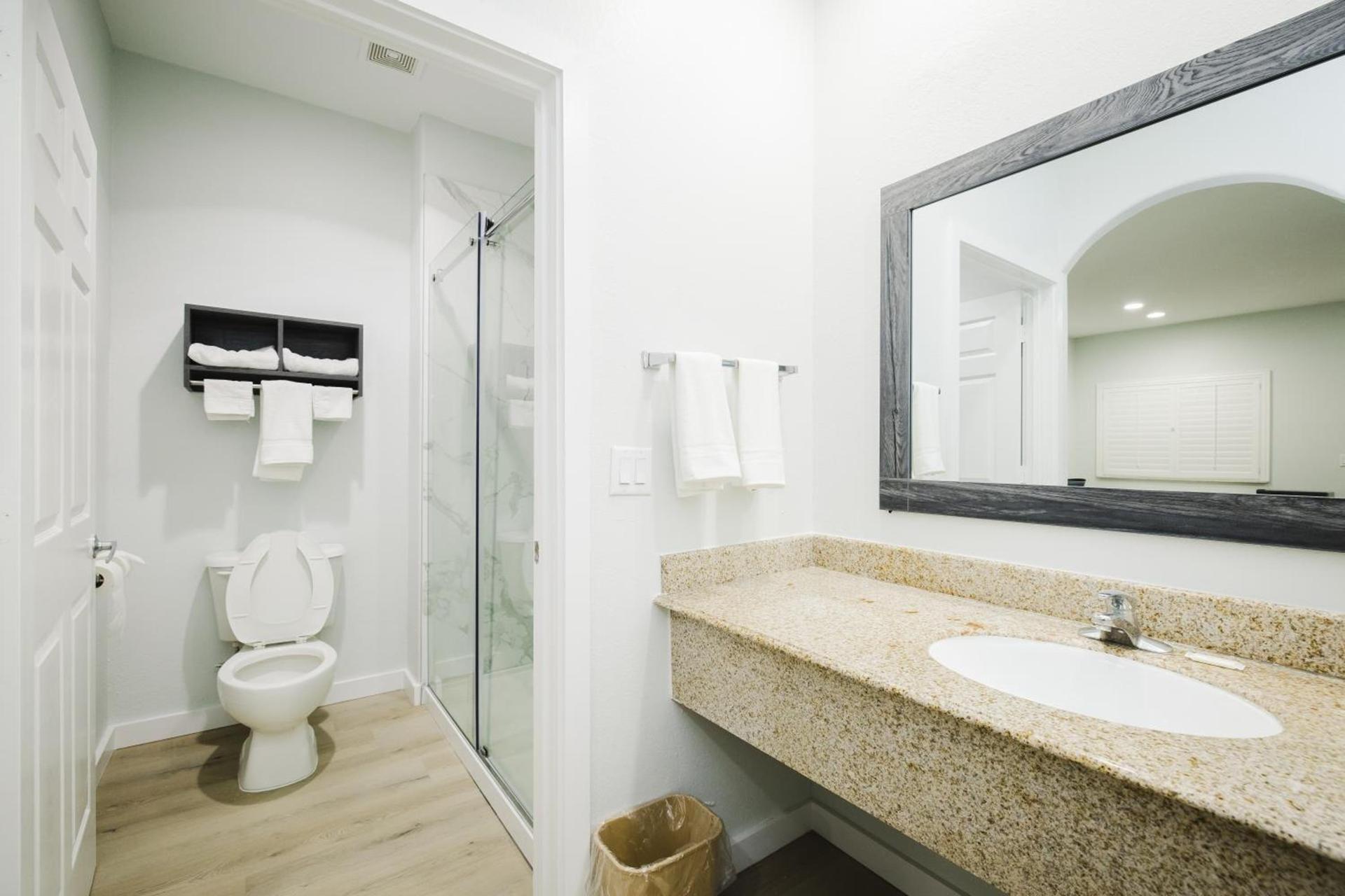 Sapphire Inn & Suites photo 61