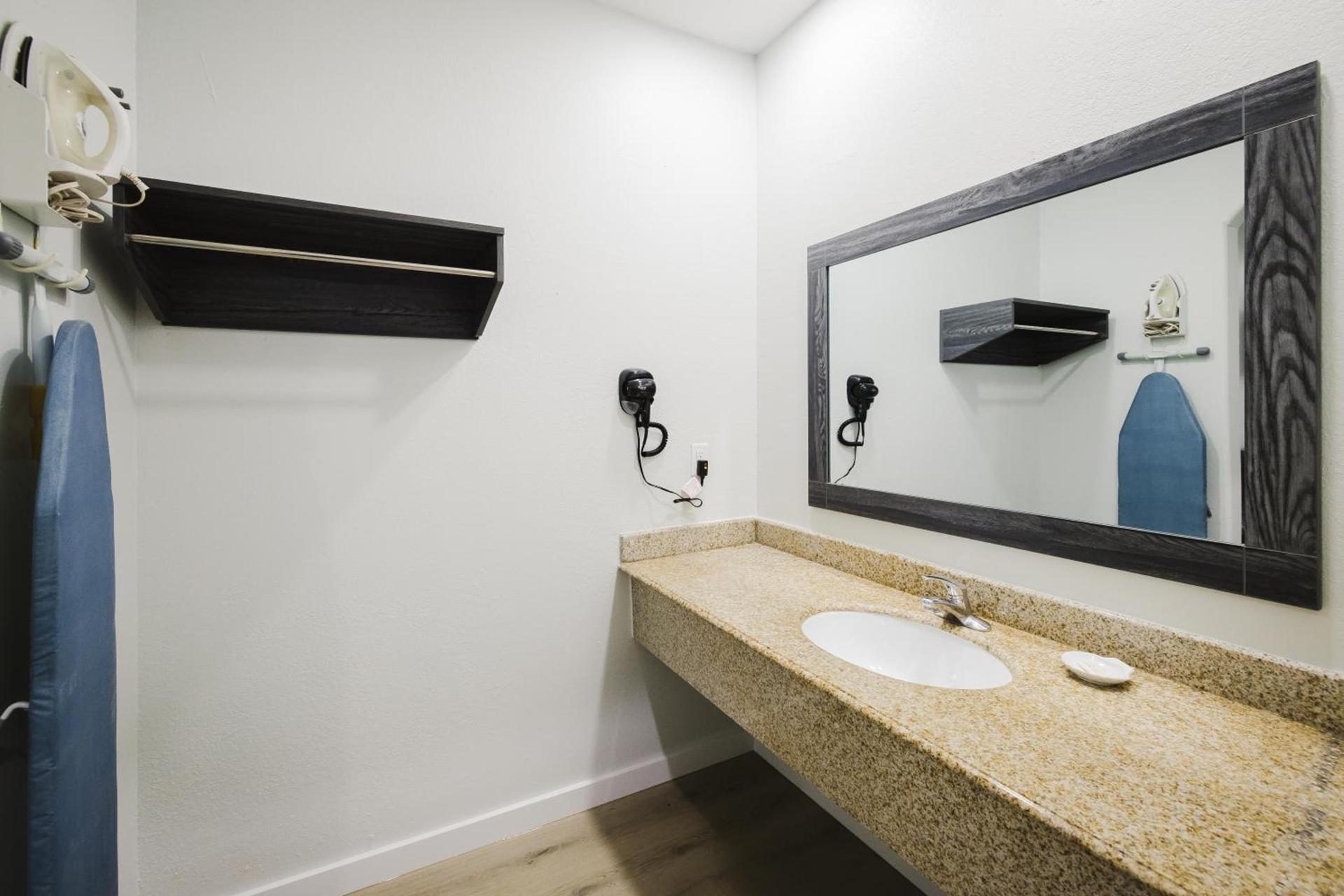Sapphire Inn & Suites photo 33