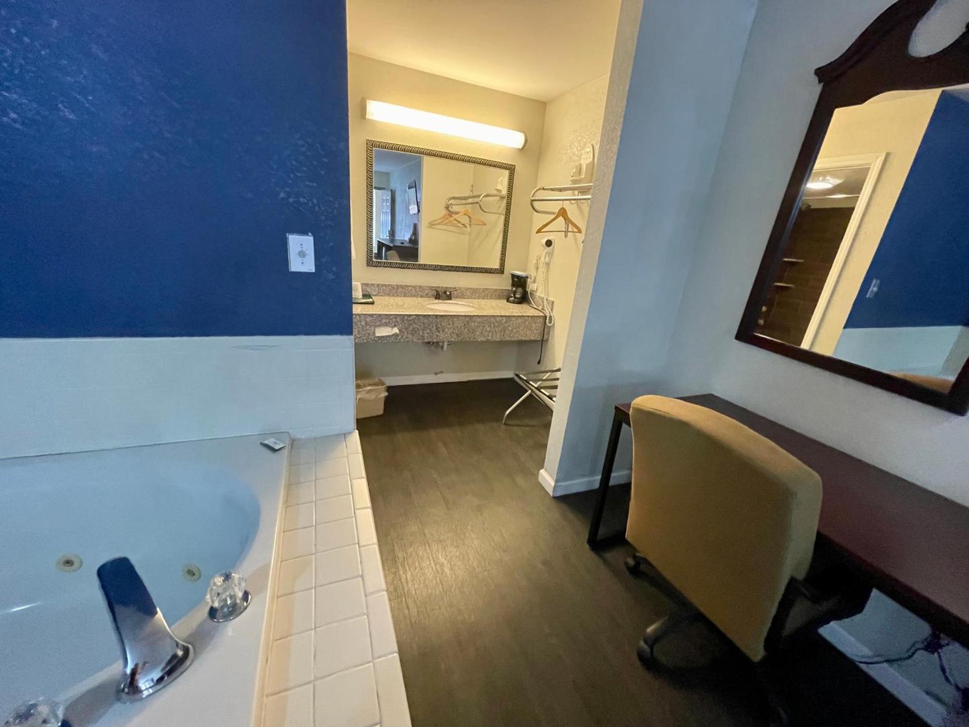 Key West Inn - Roanoke photo 21