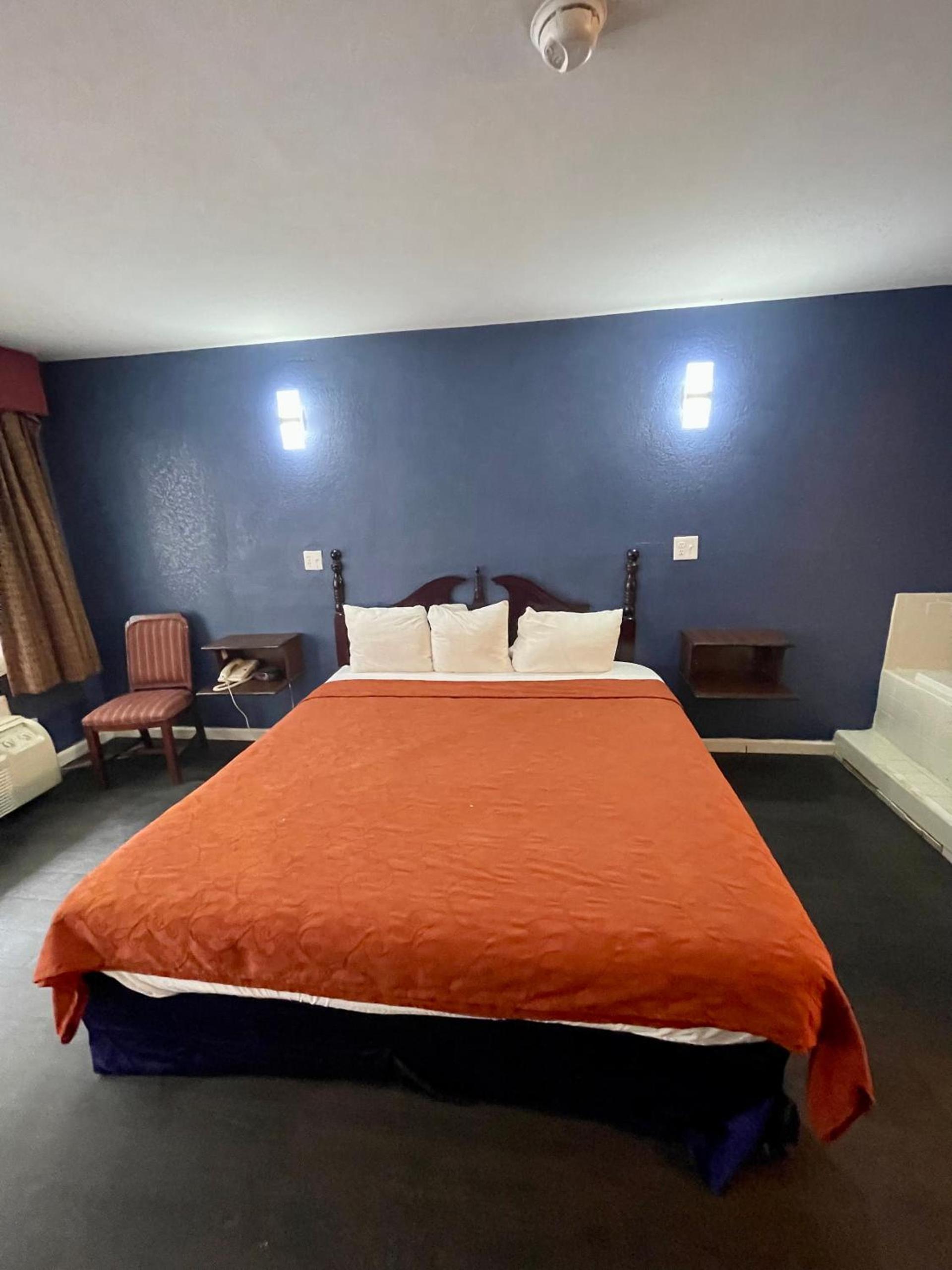 Key West Inn - Roanoke photo 17