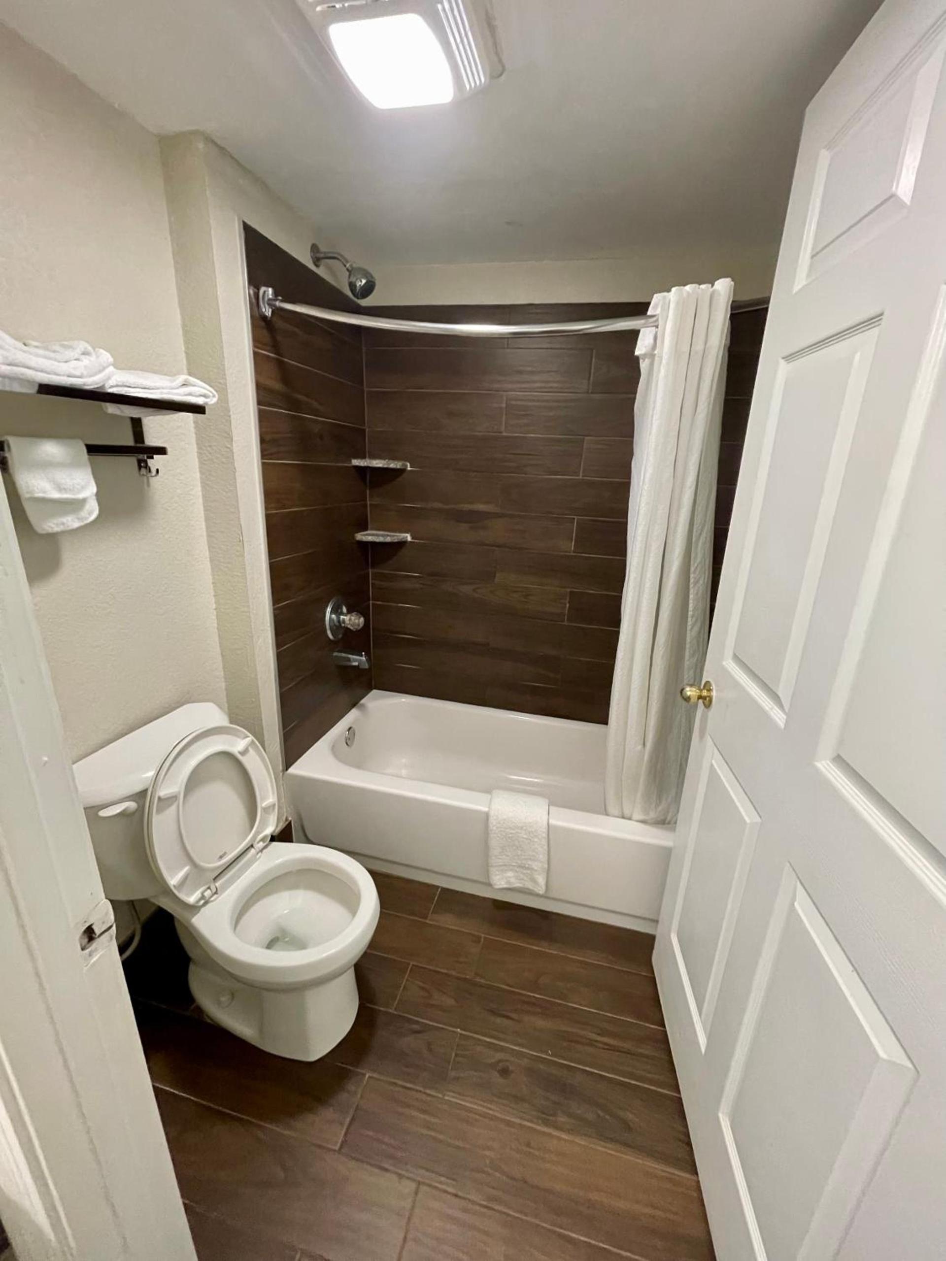 Key West Inn - Roanoke photo 18