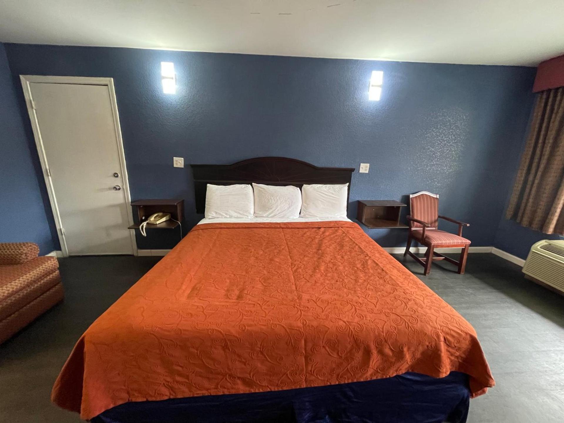 Key West Inn - Roanoke photo 13