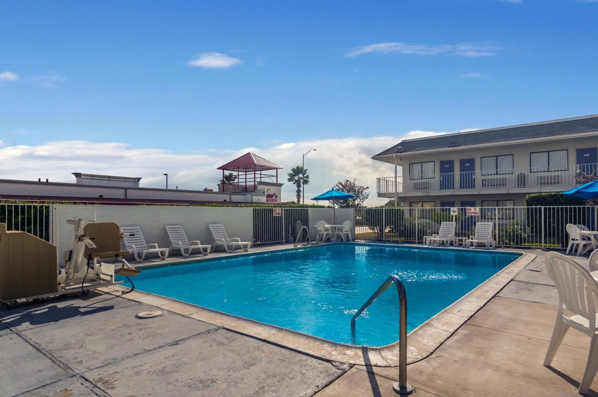 Motel 6-College Station, TX - Bryan photo 45