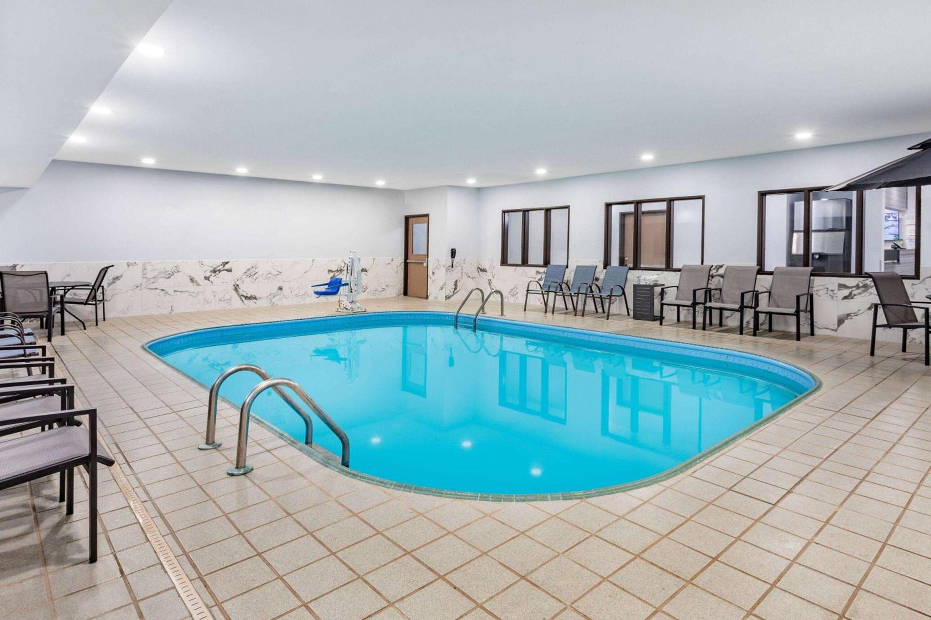 AmericInn by Wyndham Quincy photo 8