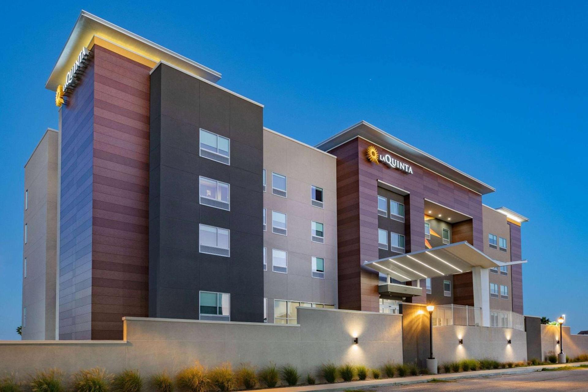 La Quinta Inn & Suites by Wyndham Galveston North at I-45 photo 3