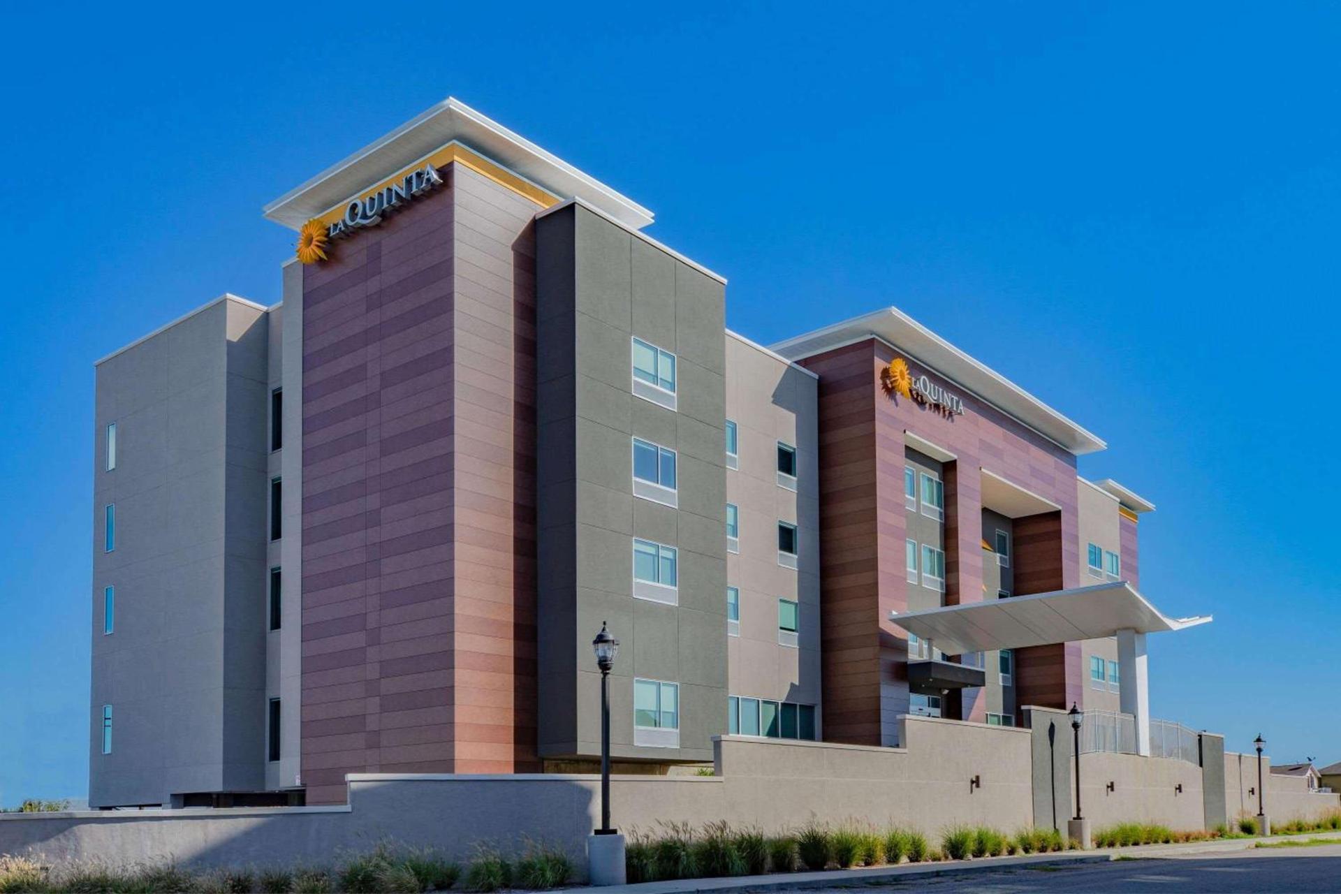 La Quinta Inn & Suites by Wyndham Galveston North at I-45 photo 2