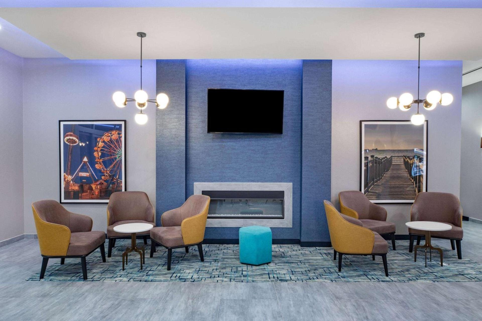 La Quinta Inn & Suites by Wyndham Galveston North at I-45 photo 5