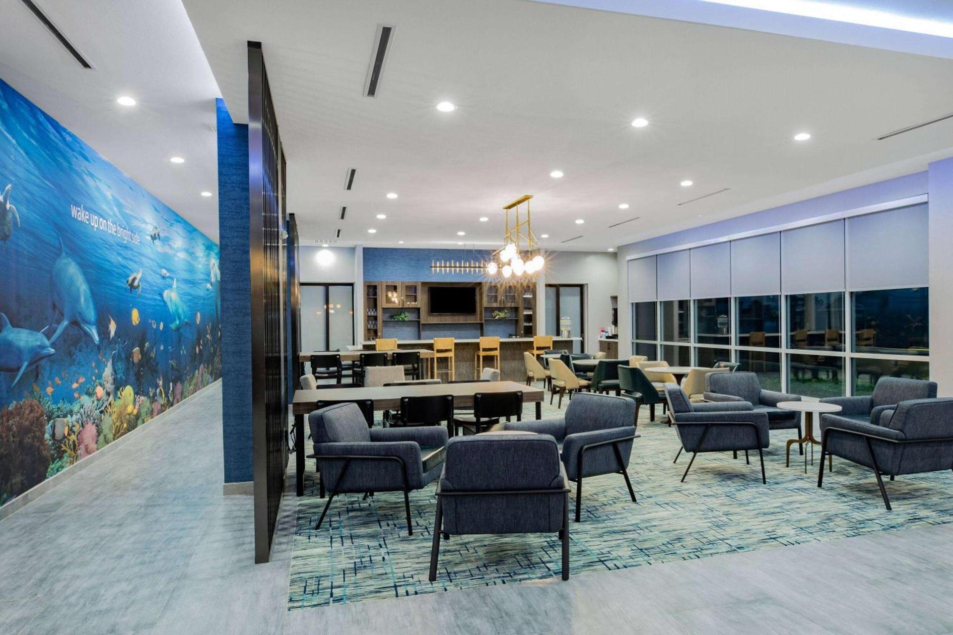 La Quinta Inn & Suites by Wyndham Galveston North at I-45 photo 6
