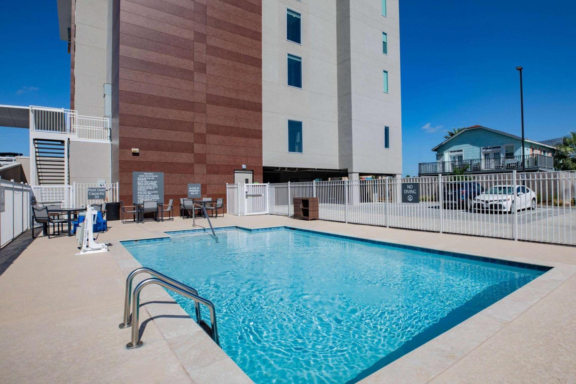 La Quinta Inn & Suites by Wyndham Galveston North at I-45 photo 7