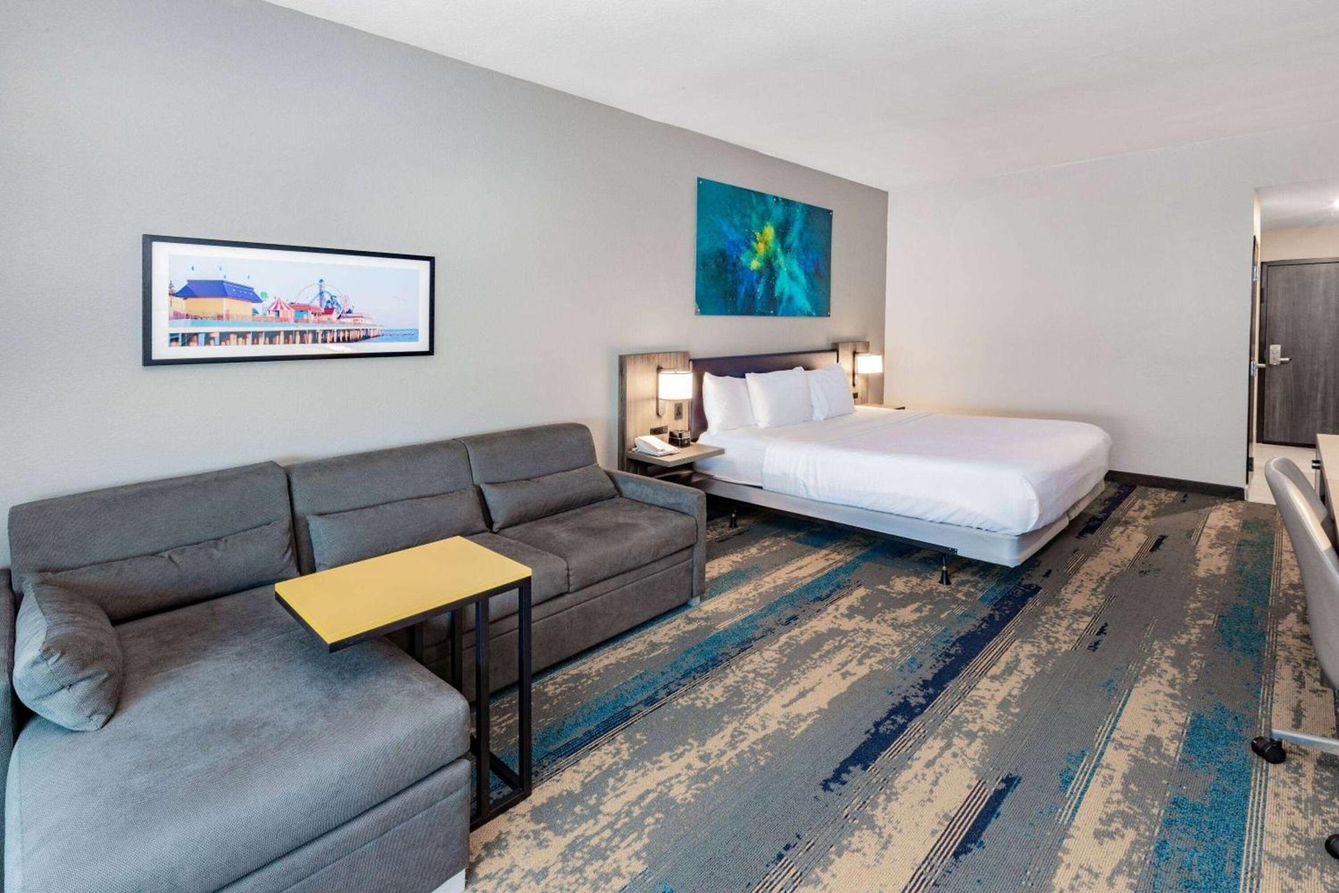 La Quinta Inn & Suites by Wyndham Galveston North at I-45 photo 12