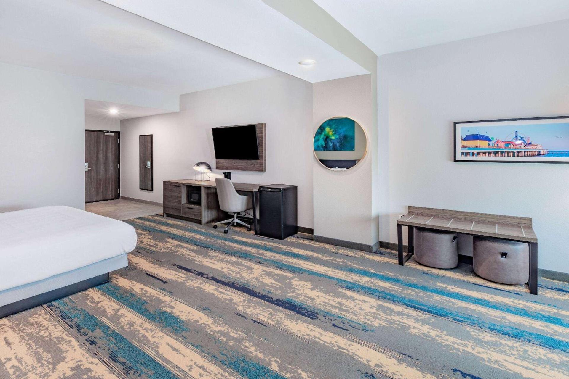 La Quinta Inn & Suites by Wyndham Galveston North at I-45 photo 16