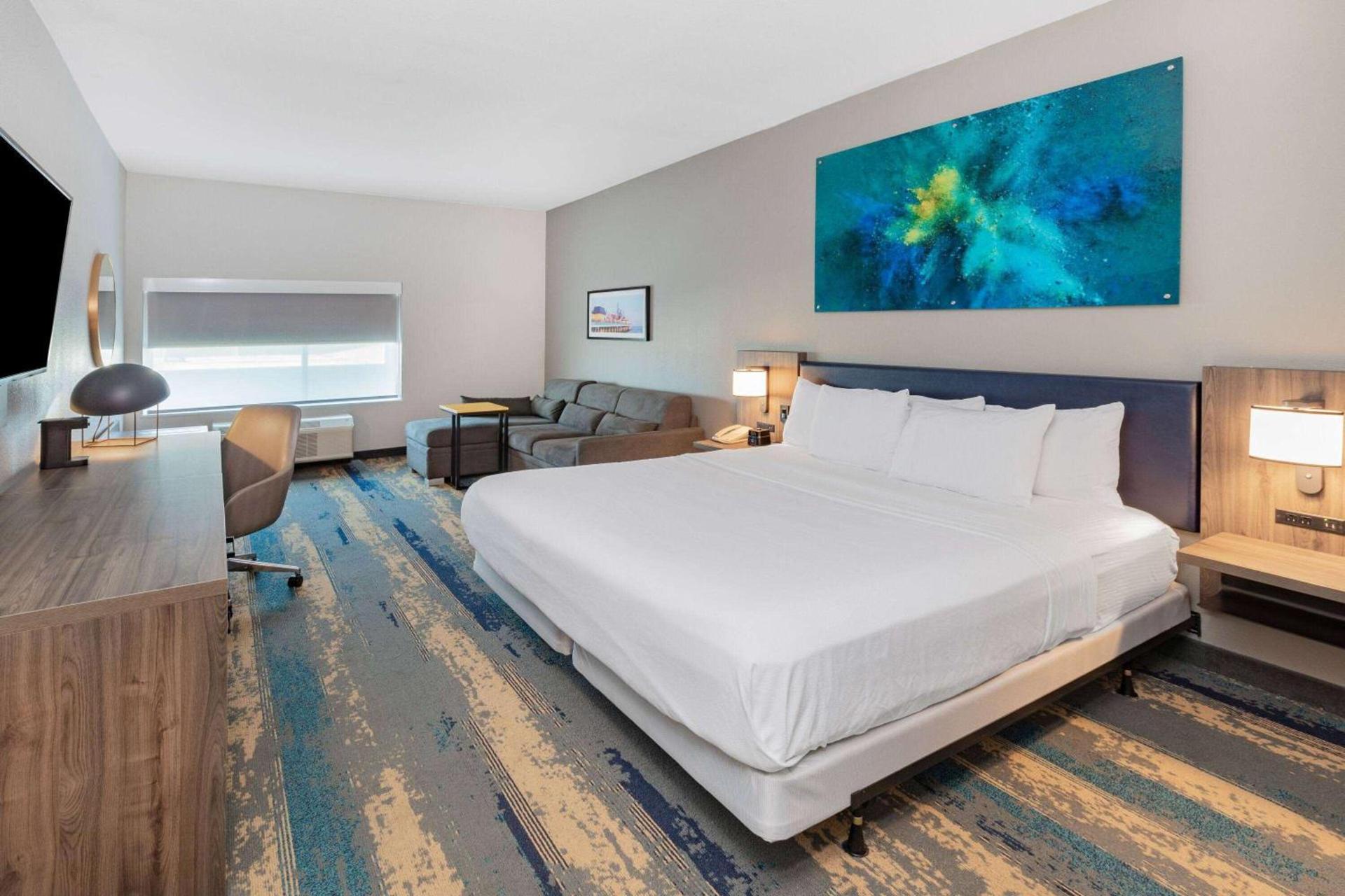 La Quinta Inn & Suites by Wyndham Galveston North at I-45 photo 11