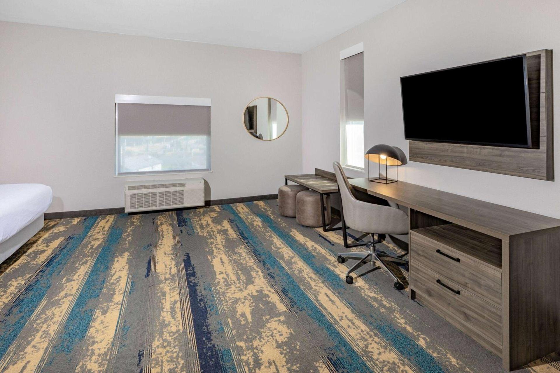 La Quinta Inn & Suites by Wyndham Galveston North at I-45 photo 17