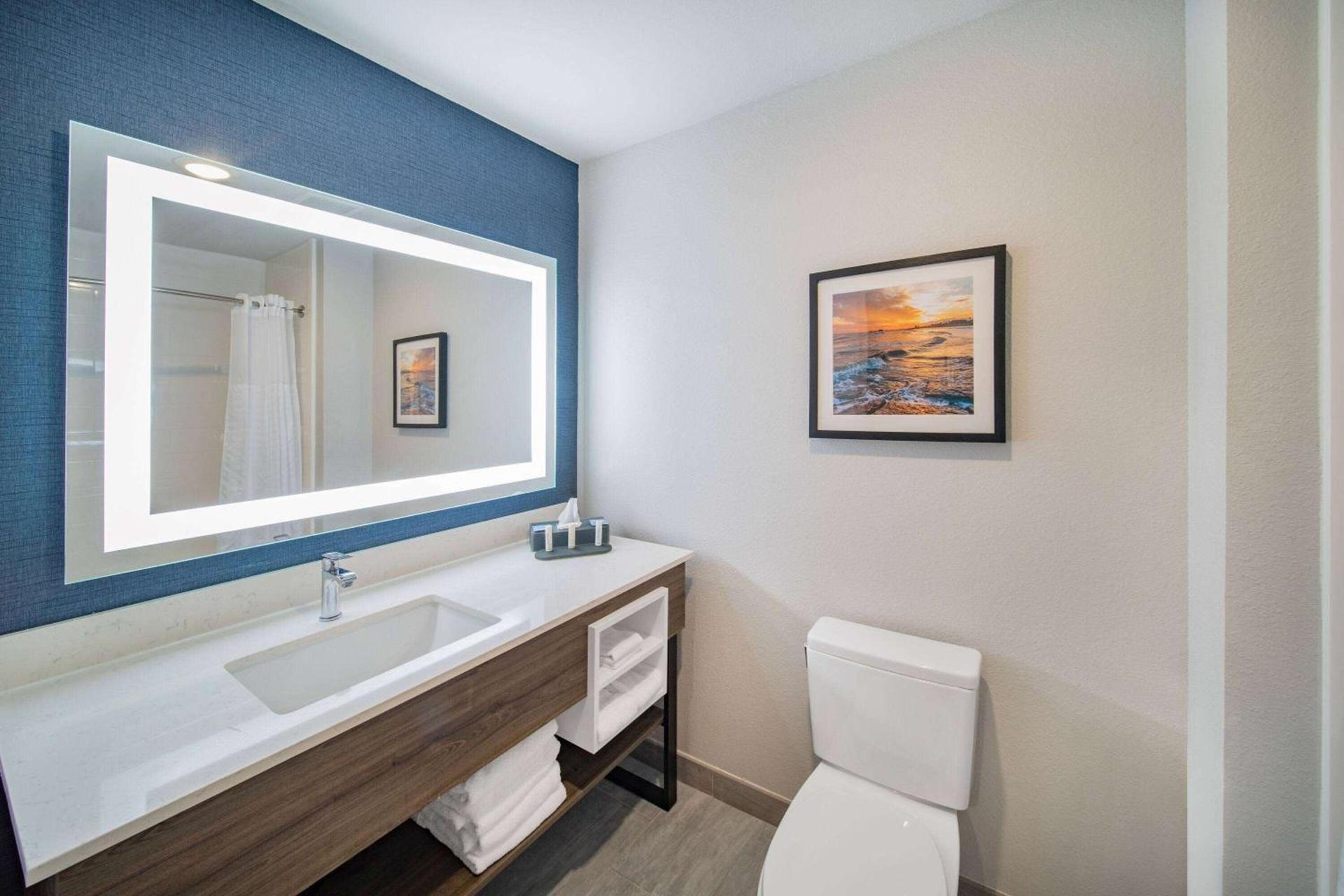 La Quinta Inn & Suites by Wyndham Galveston North at I-45 photo 23