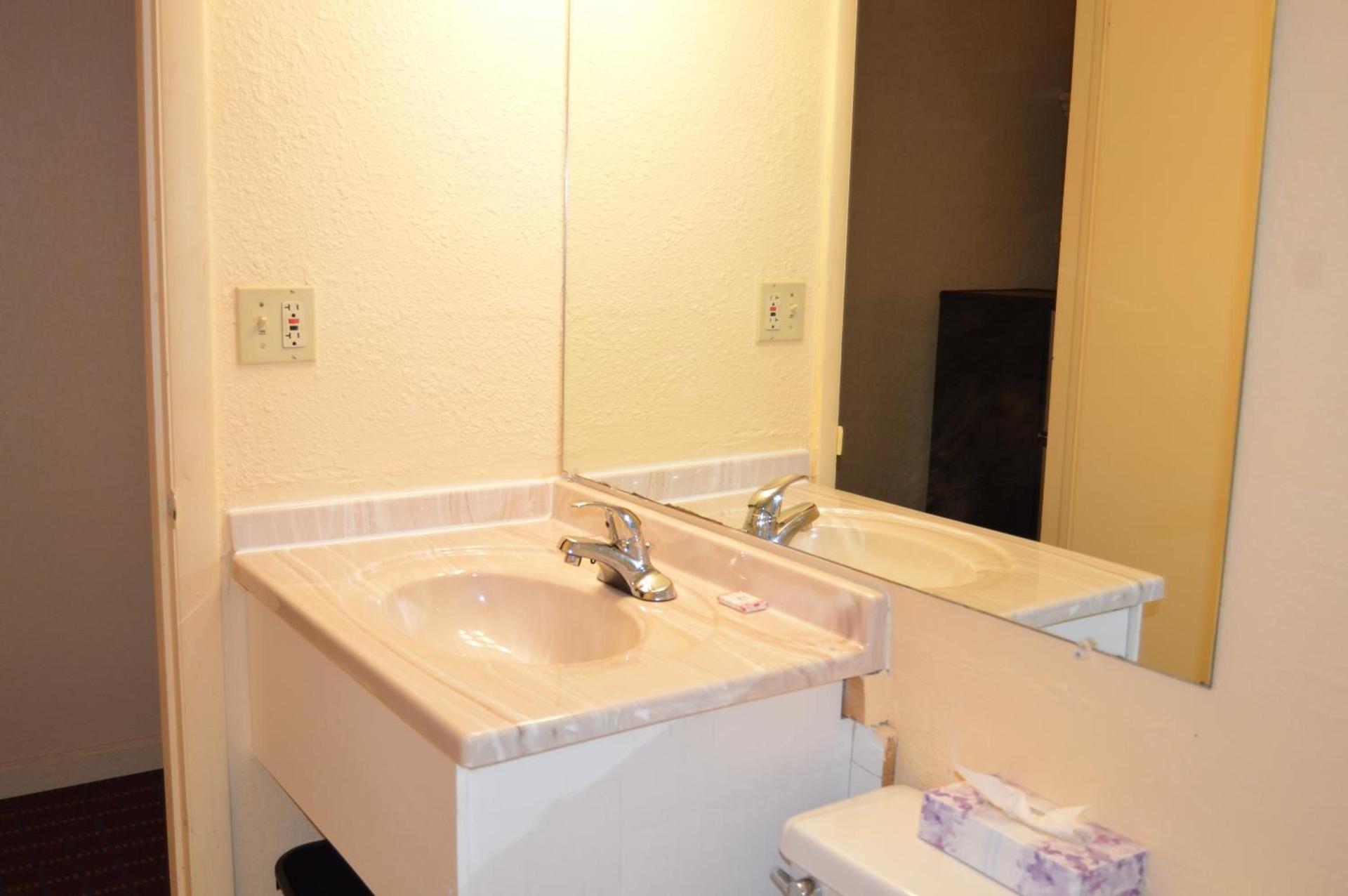 Travelers Inn photo 23