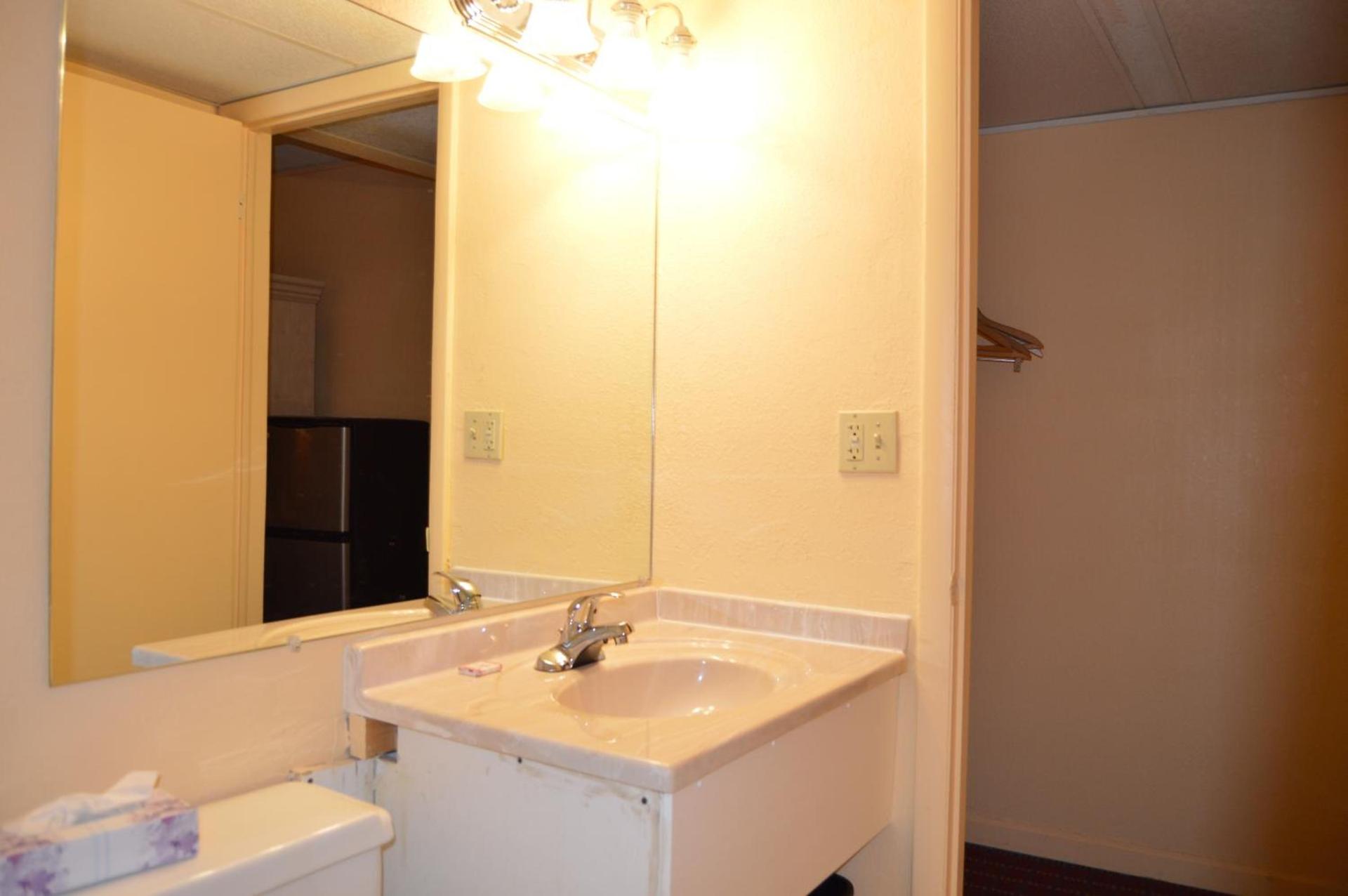 Travelers Inn photo 27