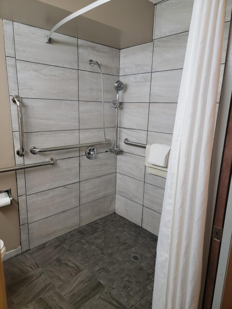 Ramada by Wyndham Angola/Fremont Area photo 39
