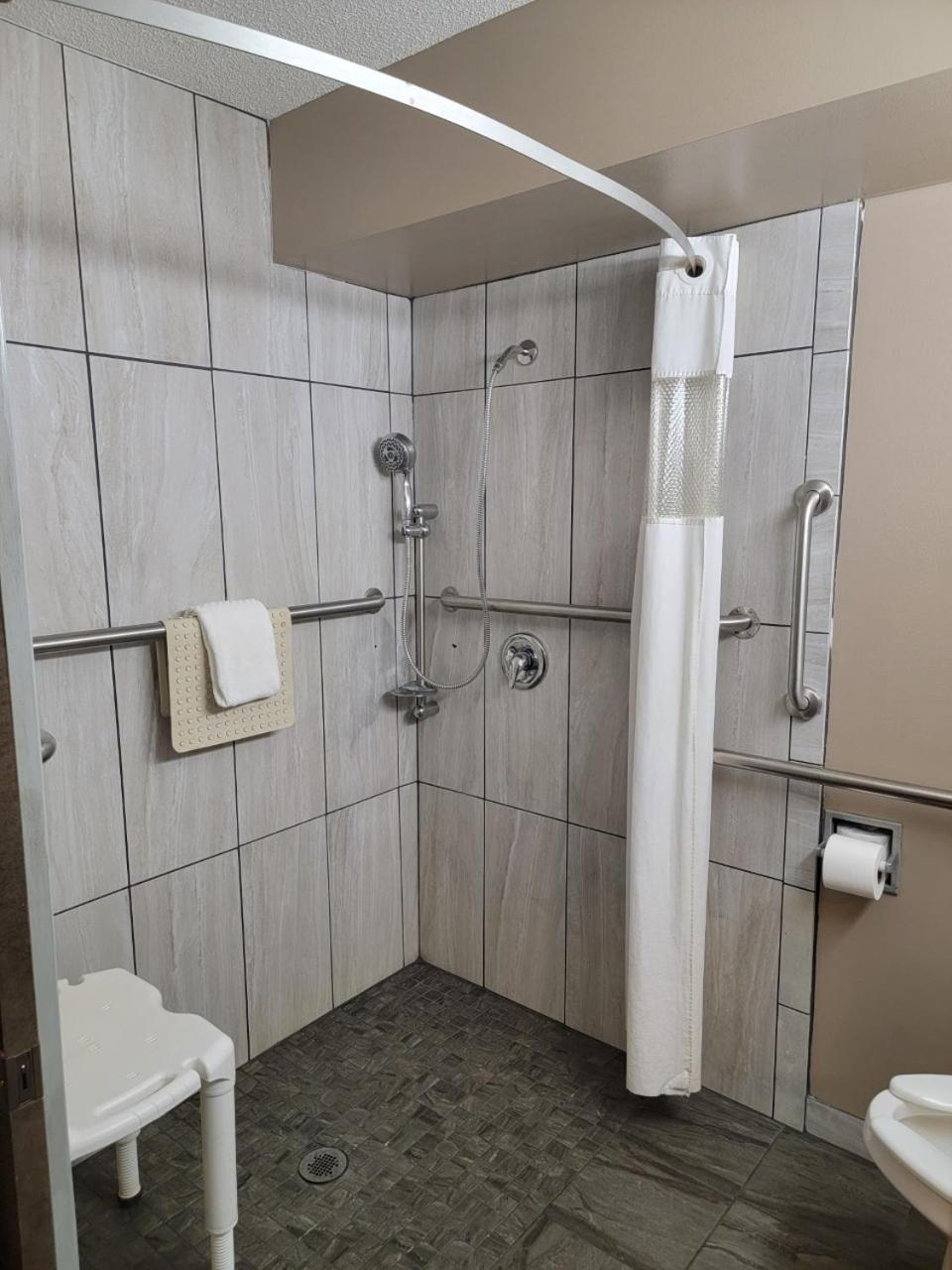 Ramada by Wyndham Angola/Fremont Area photo 42