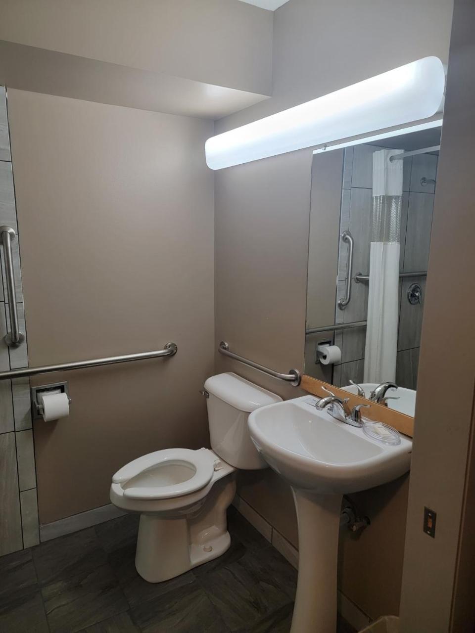Ramada by Wyndham Angola/Fremont Area photo 43