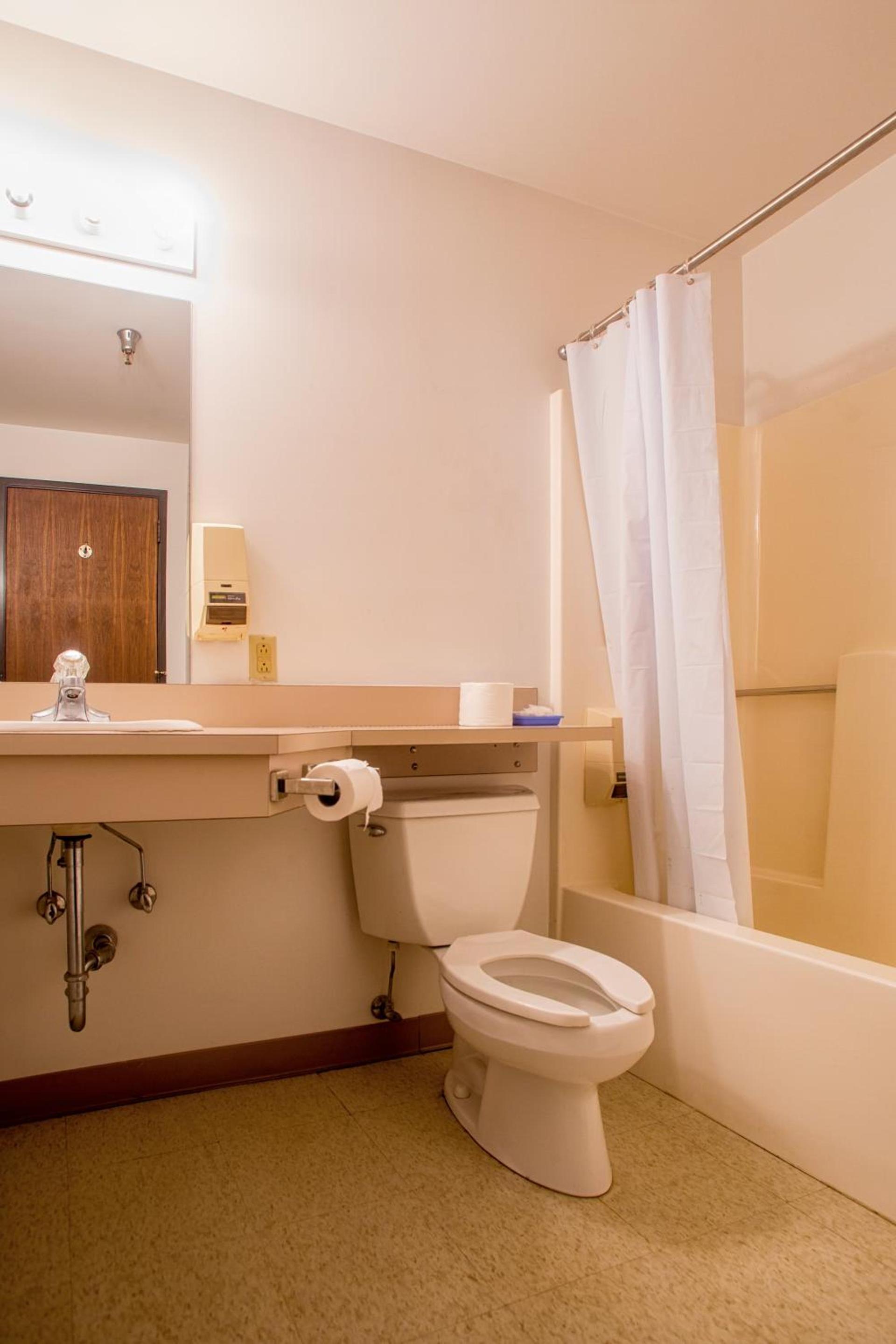 Lafayette Inn photo 35