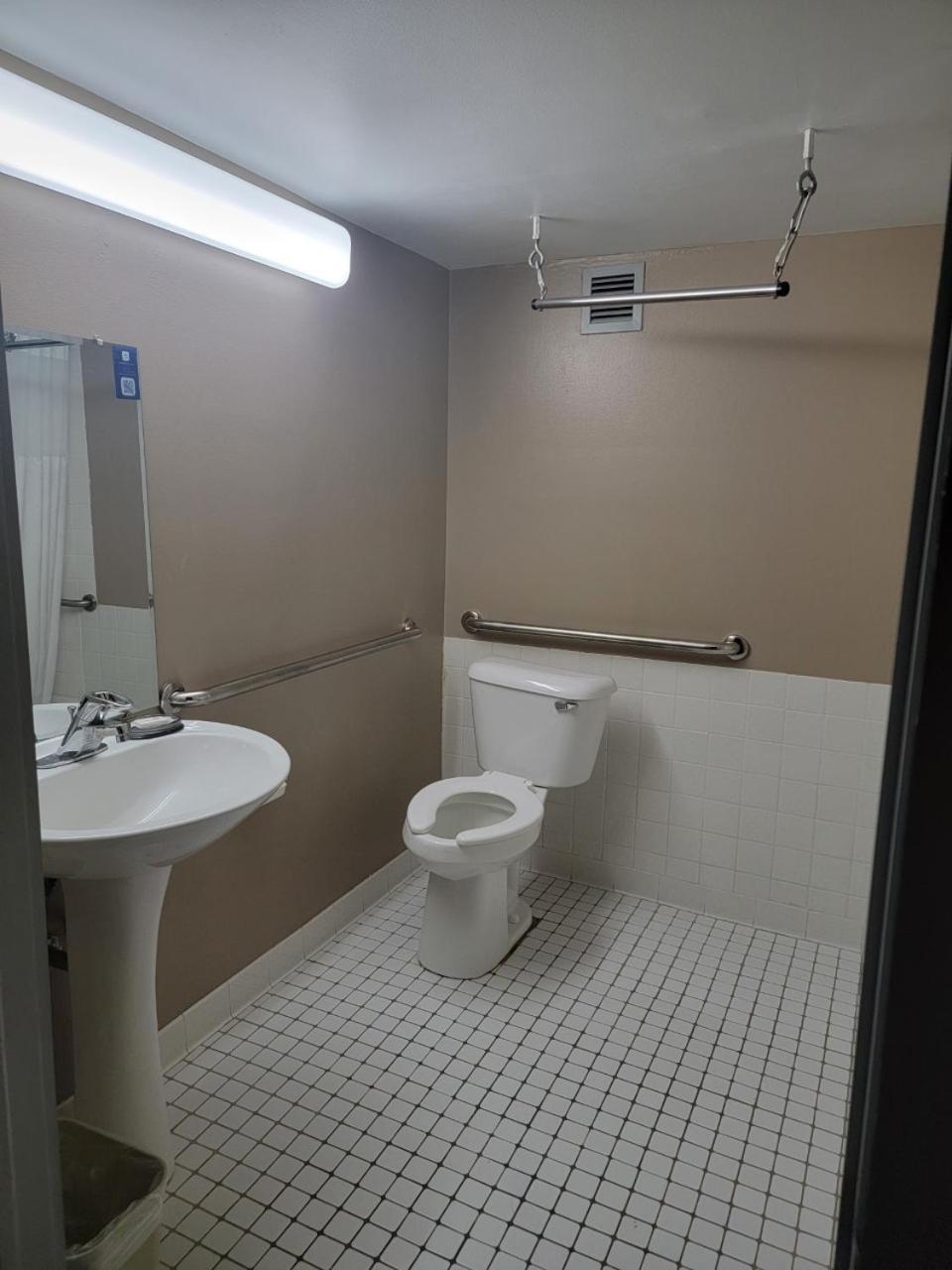 Ramada by Wyndham Angola/Fremont Area photo 48