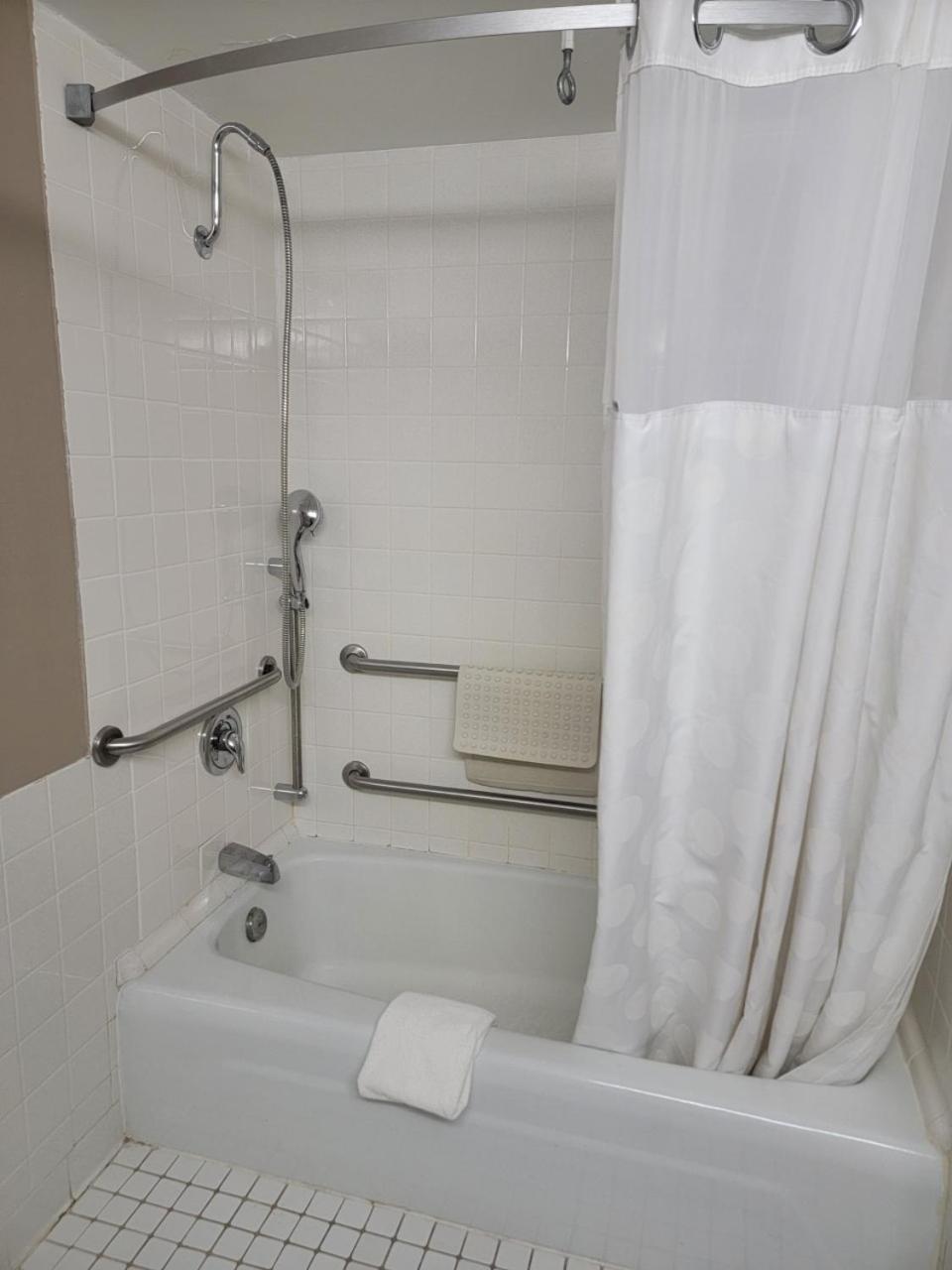 Ramada by Wyndham Angola/Fremont Area photo 49
