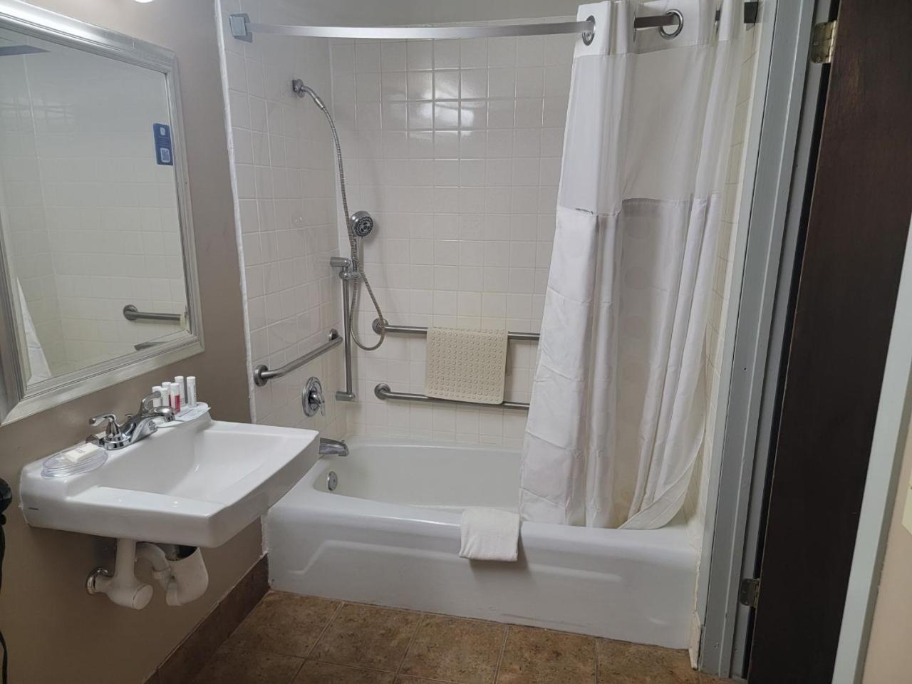 Ramada by Wyndham Angola/Fremont Area photo 52
