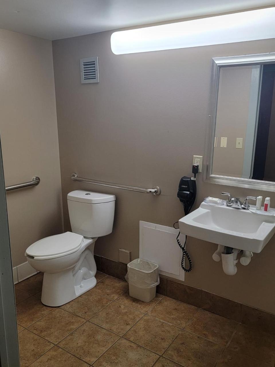 Ramada by Wyndham Angola/Fremont Area photo 53