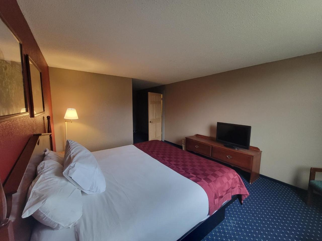 Ramada by Wyndham Angola/Fremont Area photo 55