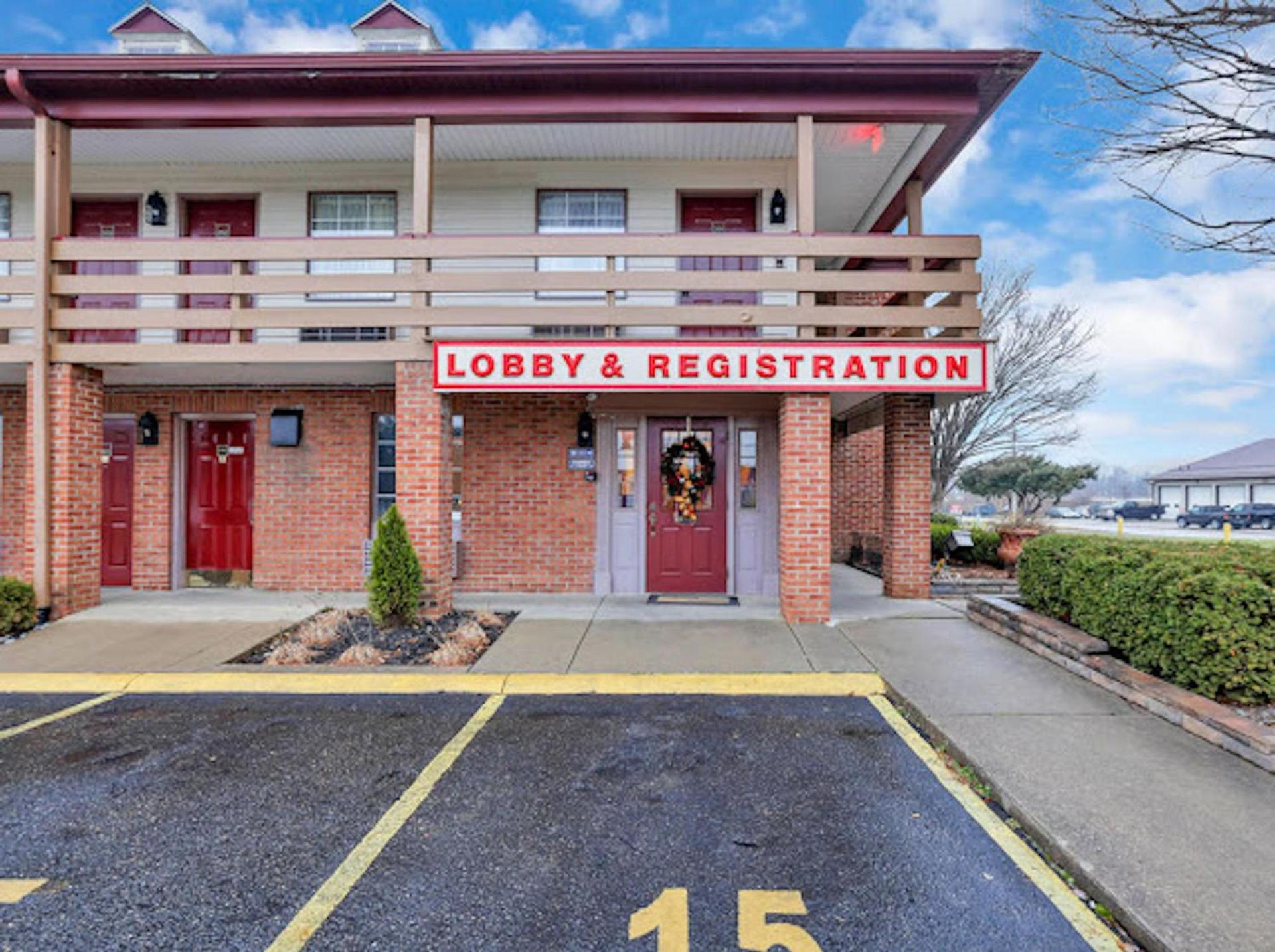 Red Roof Inn Uhrichsville photo 2