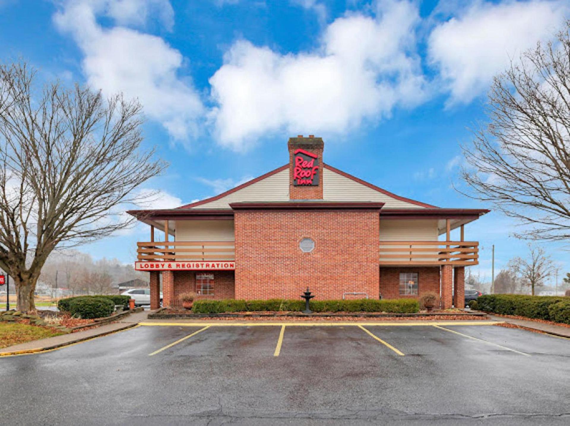 Red Roof Inn Uhrichsville photo 1