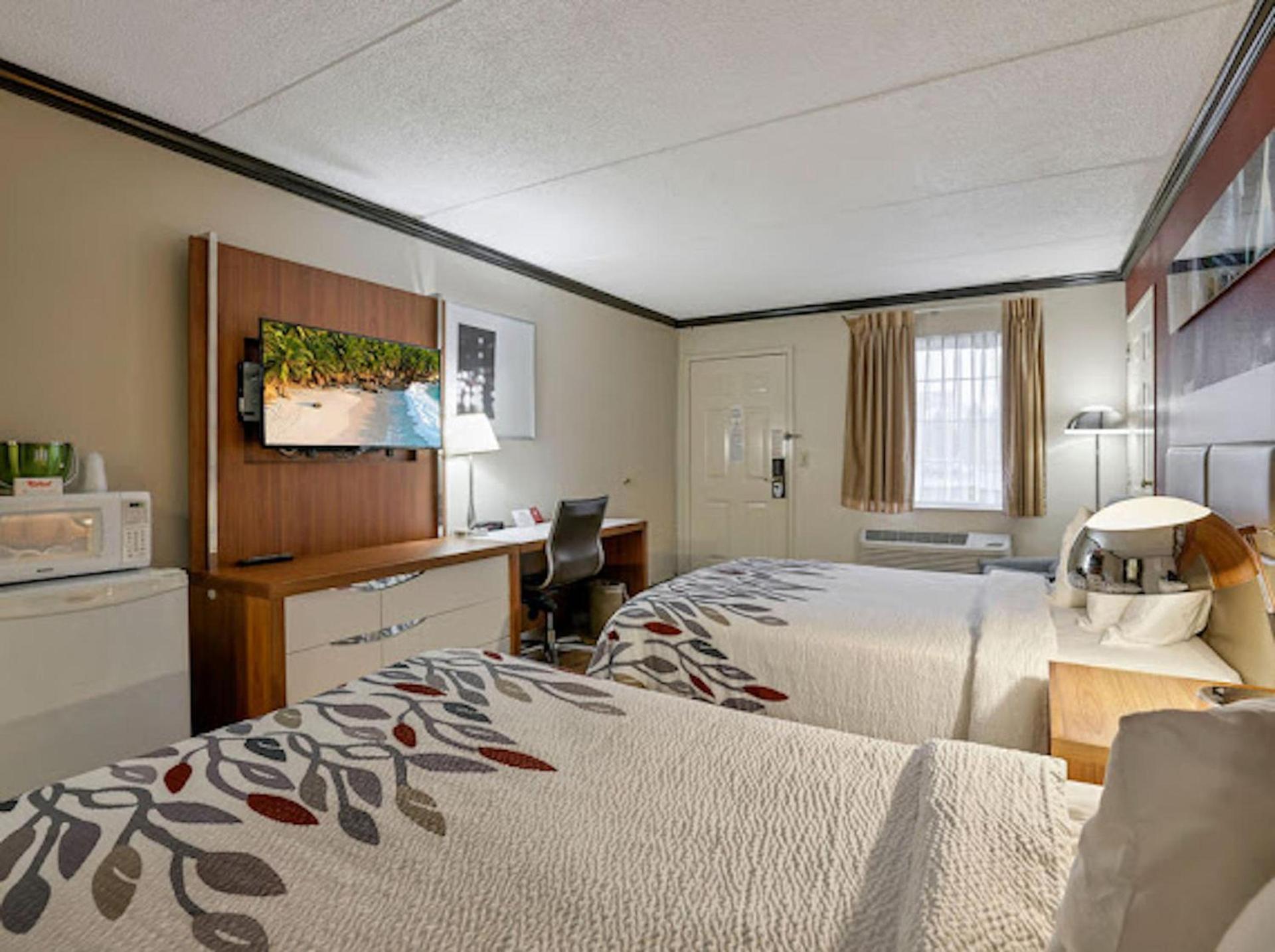 Red Roof Inn Uhrichsville photo 14