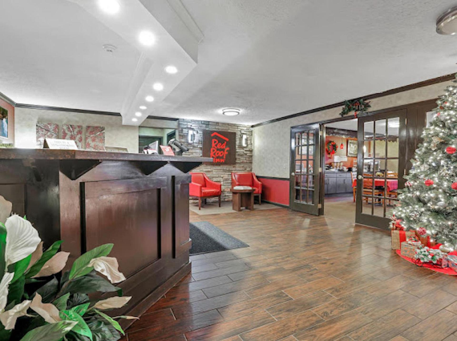 Red Roof Inn Uhrichsville photo 8
