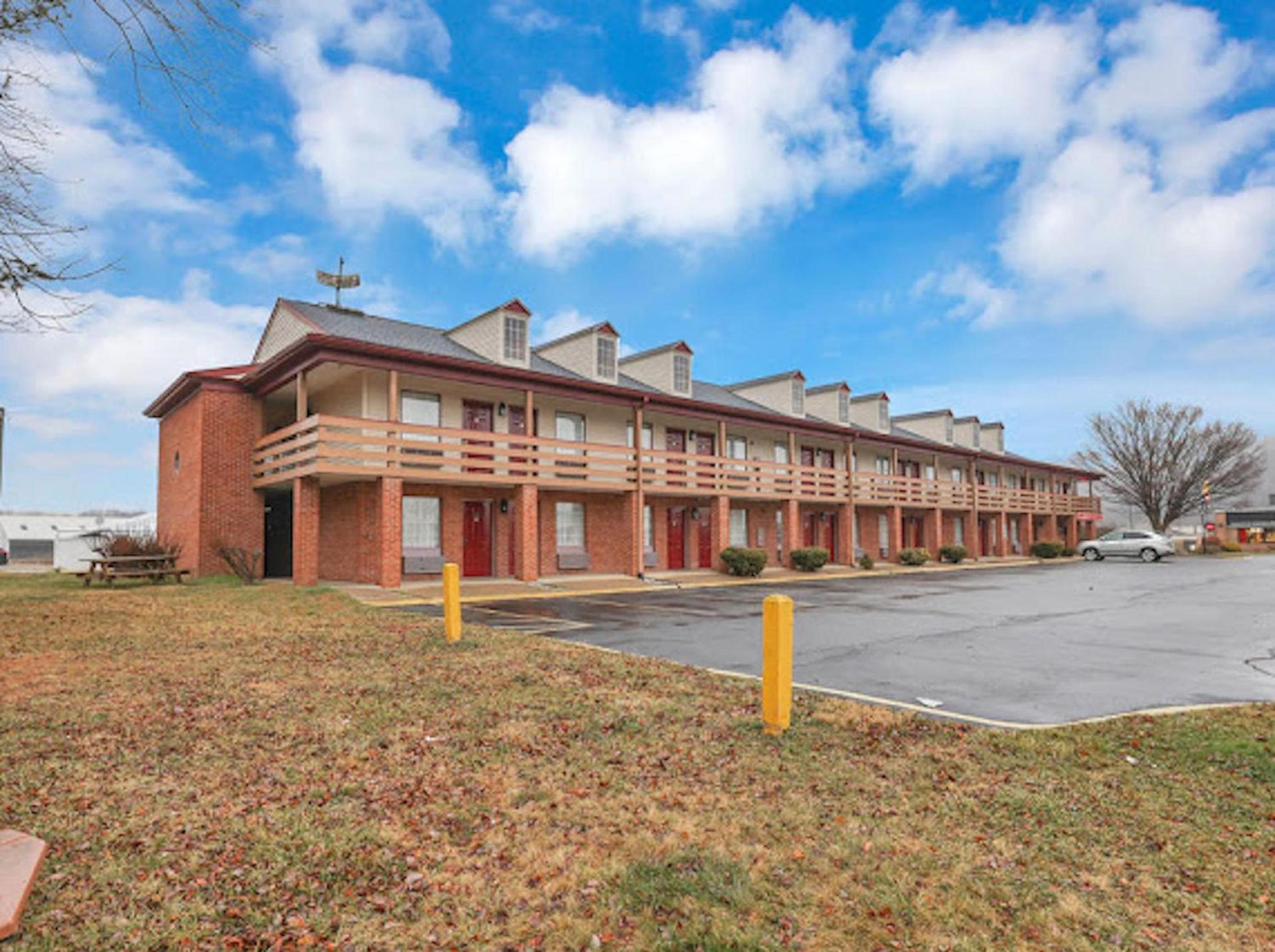 Red Roof Inn Uhrichsville photo 5