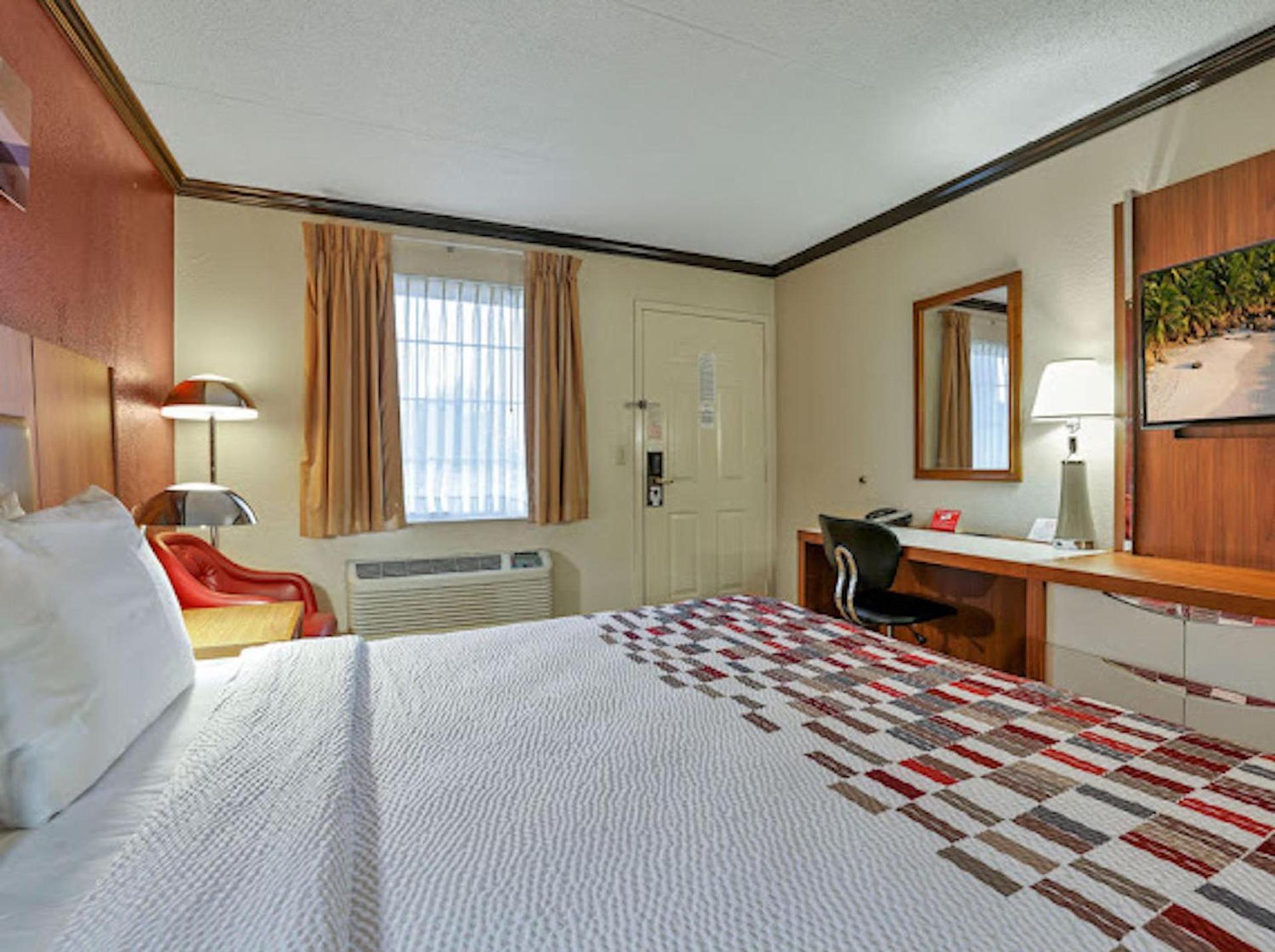 Red Roof Inn Uhrichsville photo 20