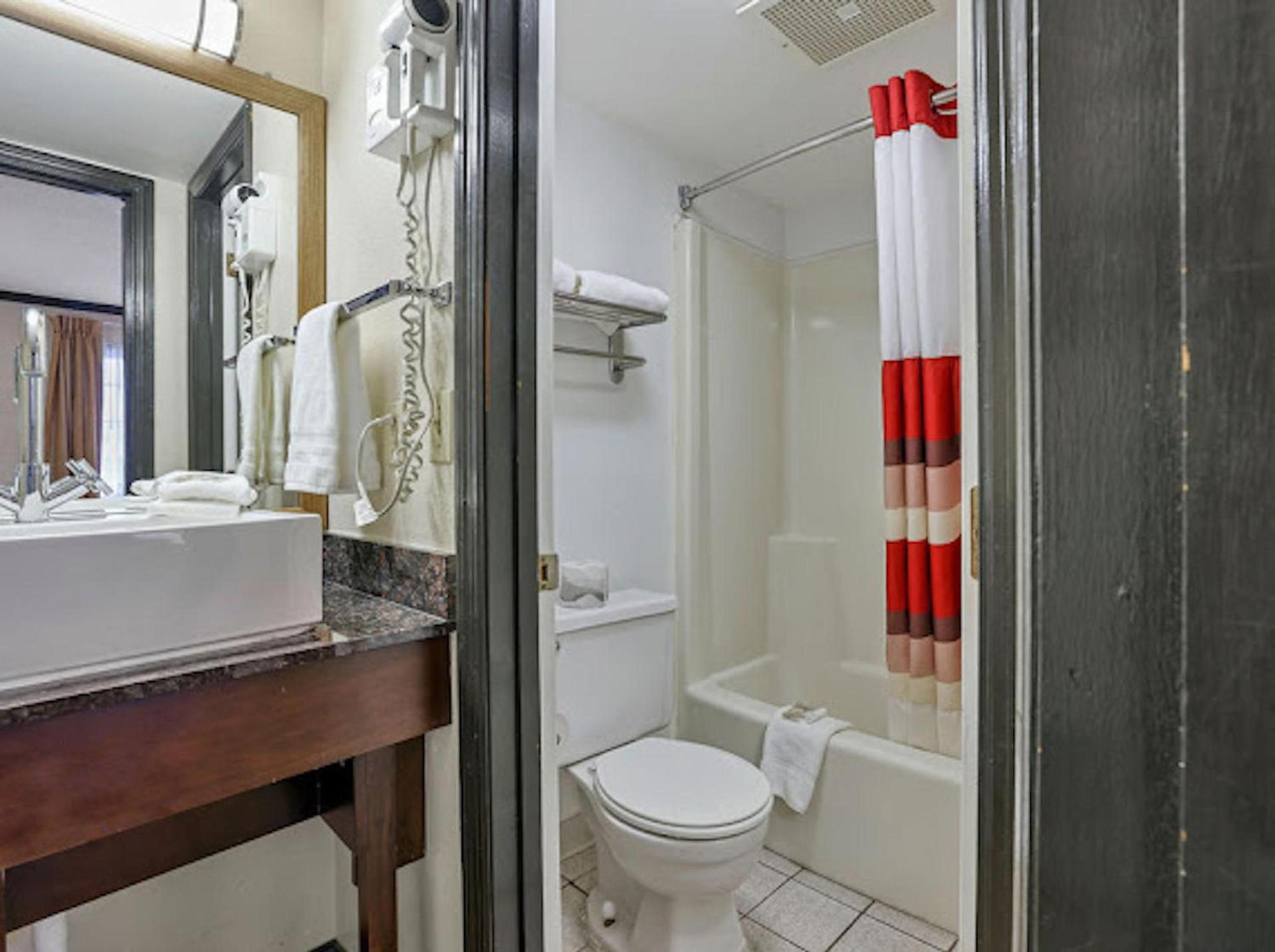 Red Roof Inn Uhrichsville photo 18