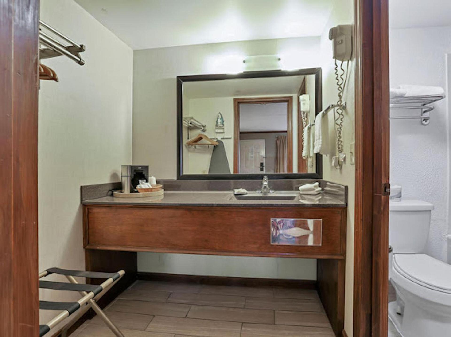 Red Roof Inn Uhrichsville photo 19