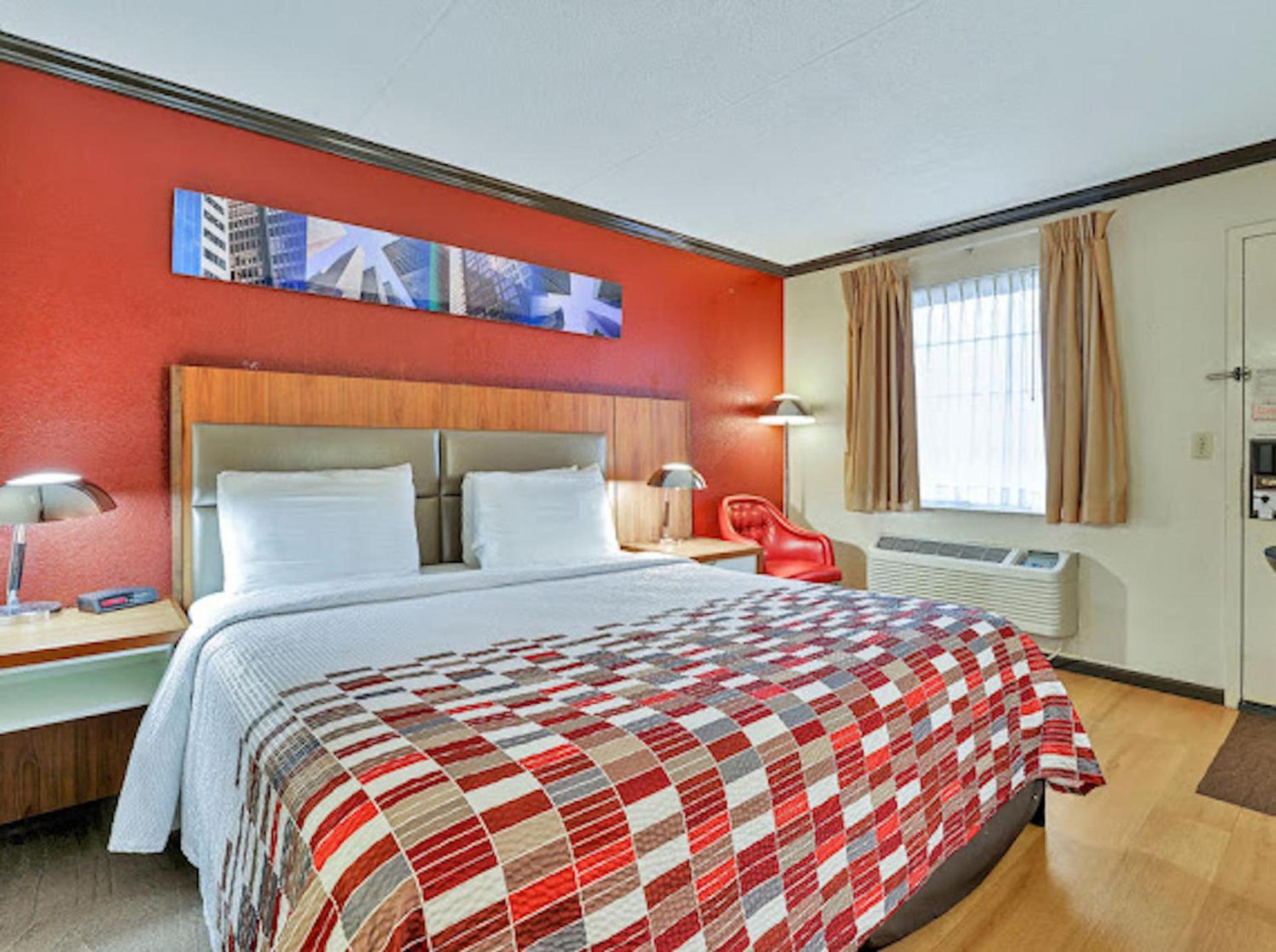 Red Roof Inn Uhrichsville photo 23