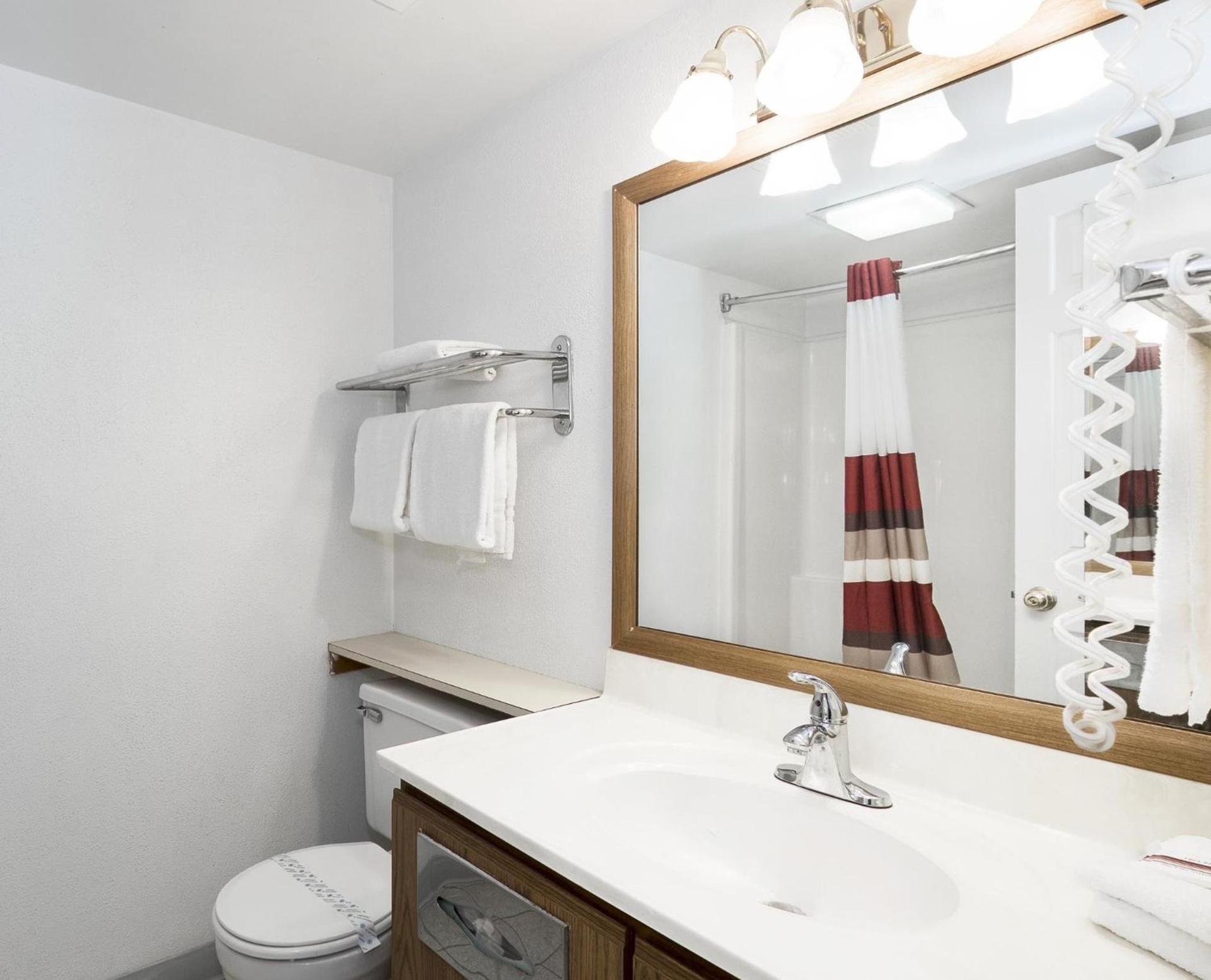Red Roof Inn Uhrichsville photo 26
