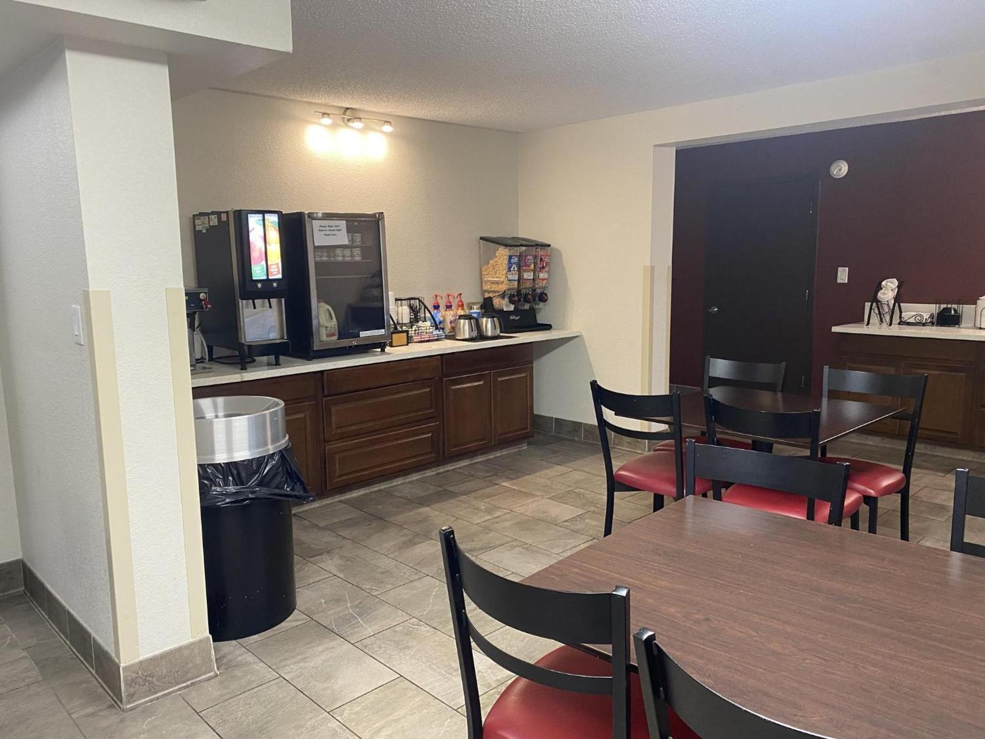 Red Roof Inn Roanoke Rapids photo 32