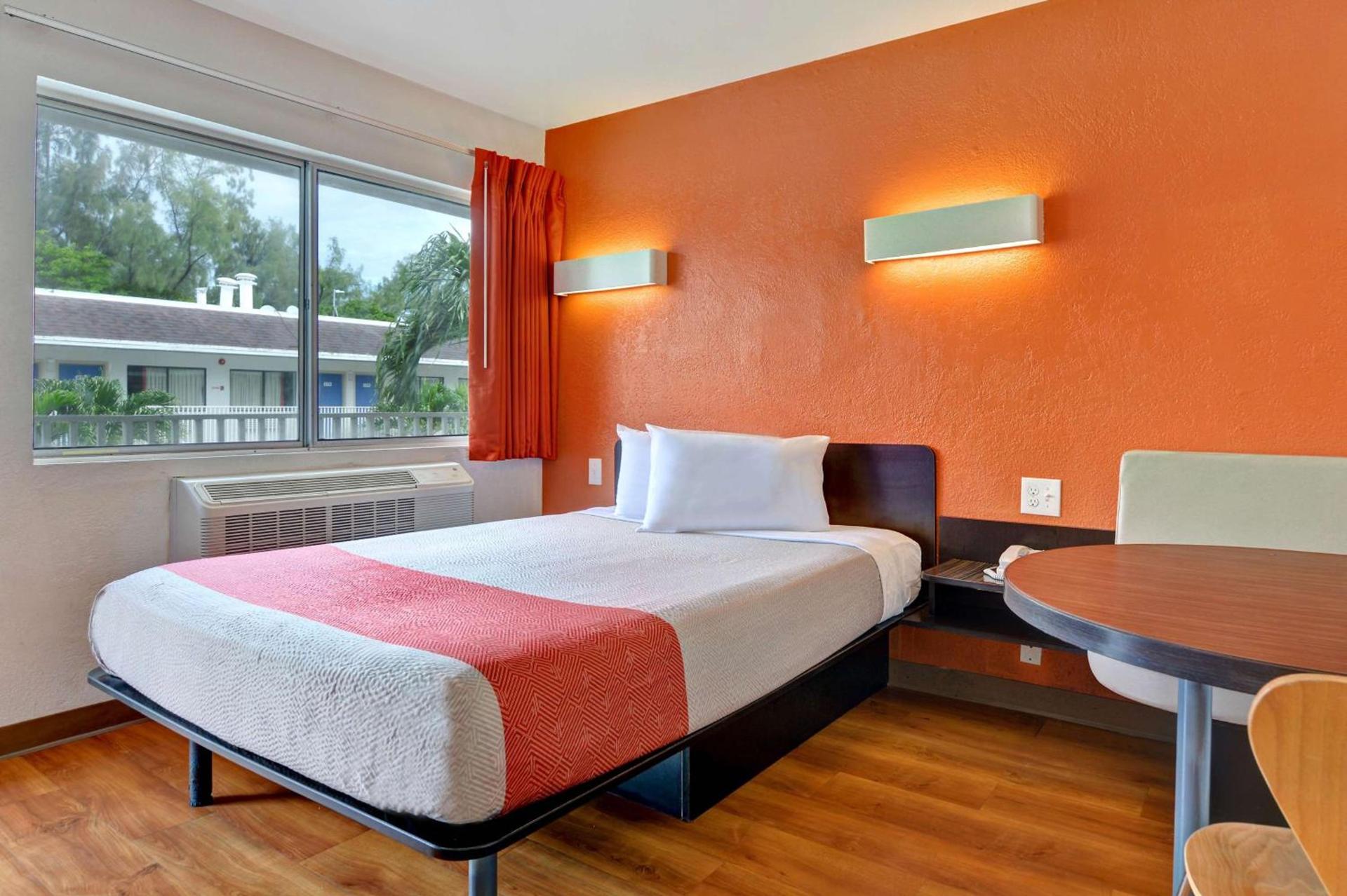 Motel 6 Dania Beach photo 11